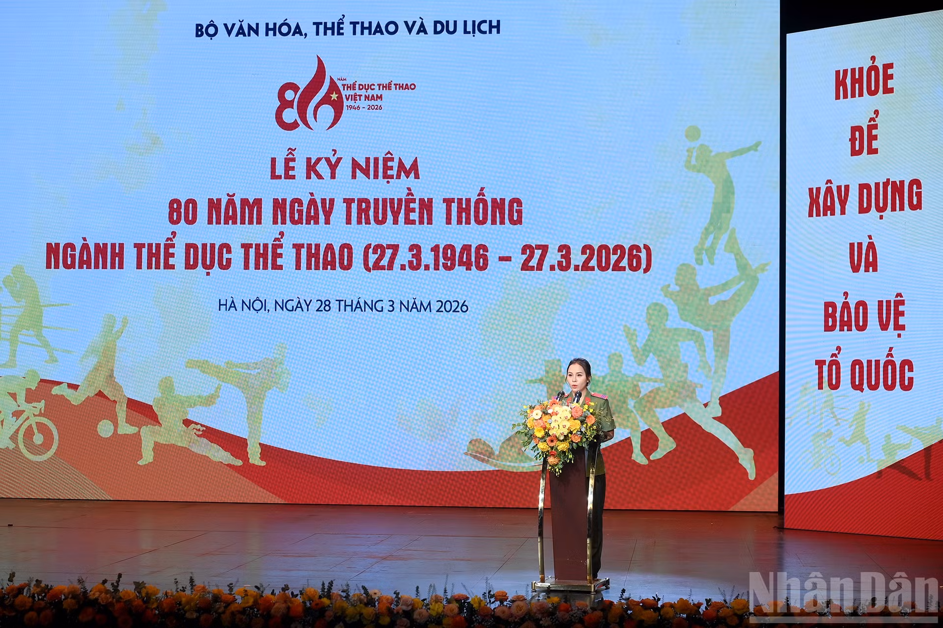 Молодая спортсменка Чинь Тху Винь выступает на церемонии.