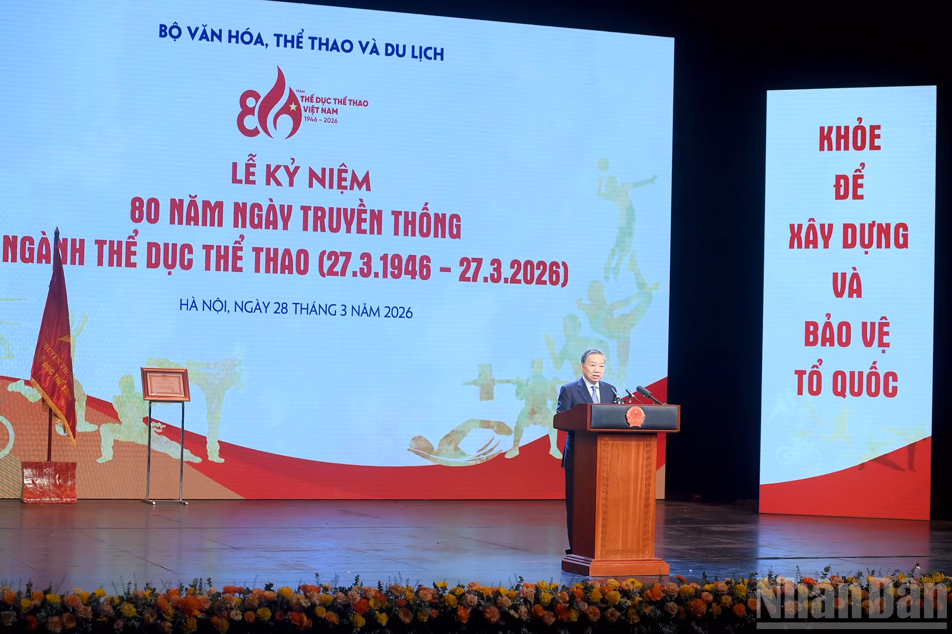 Генеральный секретарь ЦК КПВ То Лам выступает с руководящей речью.