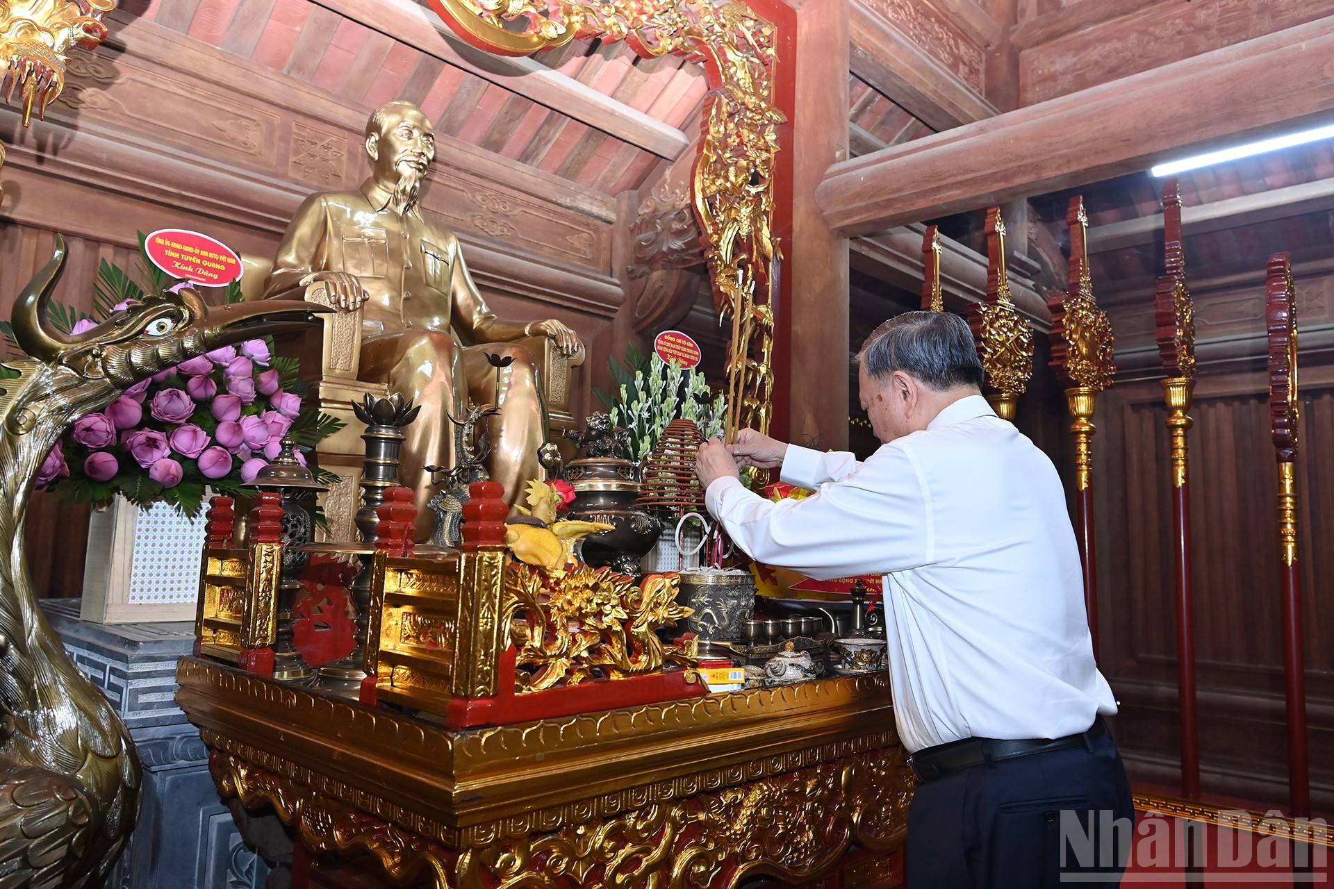 Tổng Bí thư Tô Lâm thành kính dâng hương tưởng niệm Chủ tịch Hồ Chí Minh. ndo_br_a4-bnd-1341.jpg