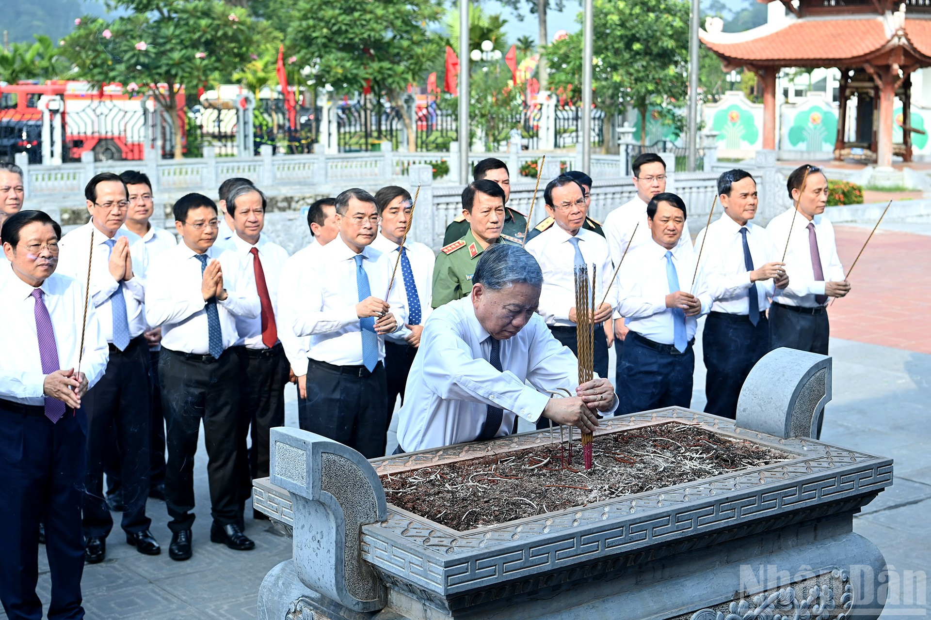 Tổng Bí thư Tô Lâm và Đoàn công tác Trung ương dâng hương tưởng niệm Chủ tịch Hồ Chí Minh và các vị tiền bối cách mạng. ndo_br_a4-bnd-1296.jpg