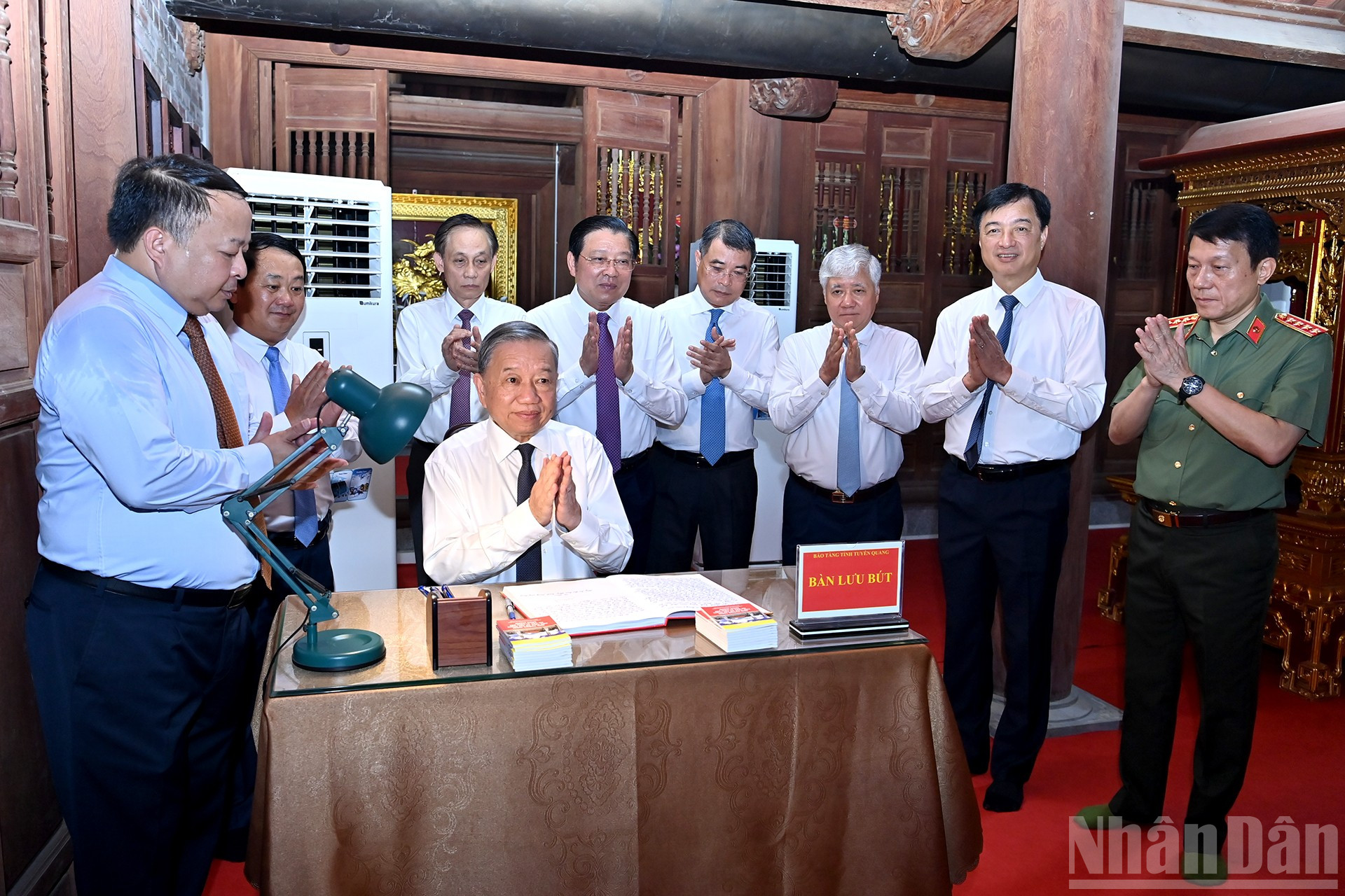 Tổng Bí thư Tô Lâm ghi sổ lưu niệm. ndo_br_a6-bnd-1360.jpg