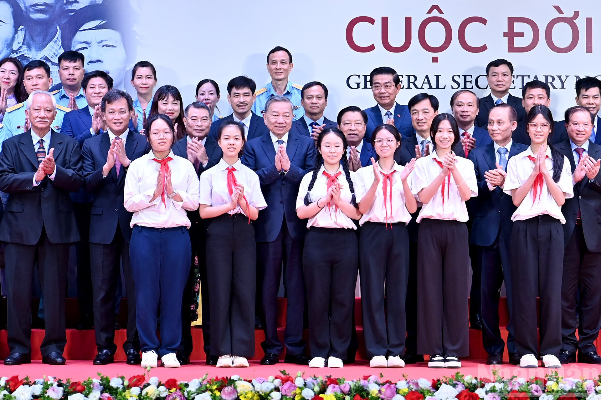 Tổng Bí thư Tô Lâm chụp ảnh cùng các đại biểu tại triển lãm. ndo_br_a9-bnd-0768.jpg