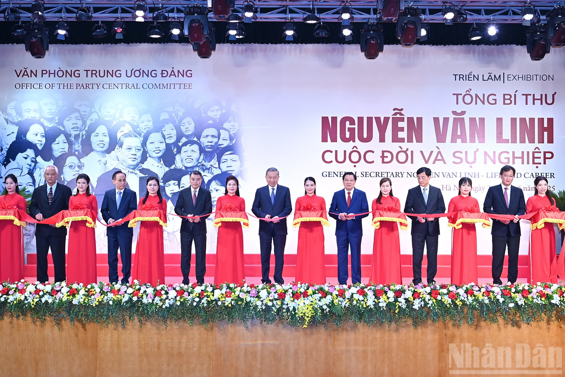 Tổng Bí thư Tô Lâm, các đồng chí lãnh đạo Đảng, Nhà nước và các đại biểu cắt băng khai mạc Triển lãm “Tổng Bí thư Nguyễn Văn Linh - Cuộc đời và sự nghiệp”. (Ảnh: ĐĂNG KHOA) ndo_br_a2-bnd-0725.jpg