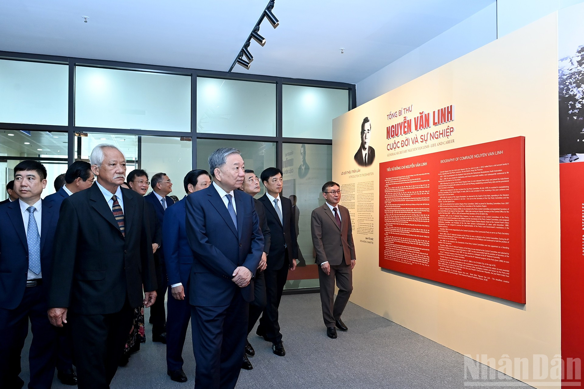 Tổng Bí thư Tô Lâm và các đại biểu tham quan triển lãm. ndo_br_a7-bnd-0776.jpg