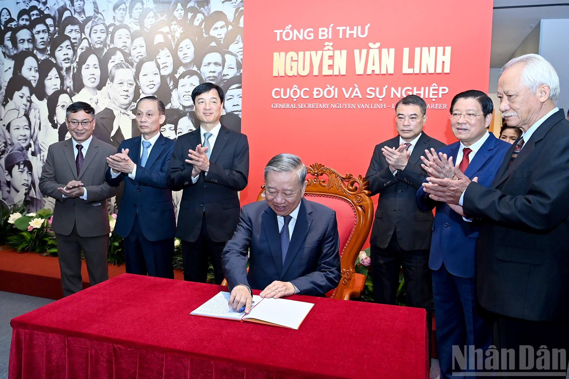 Tổng Bí thư Tô Lâm ghi sổ cảm tưởng tại triển lãm. ndo_br_a14-bnd-0904.jpg