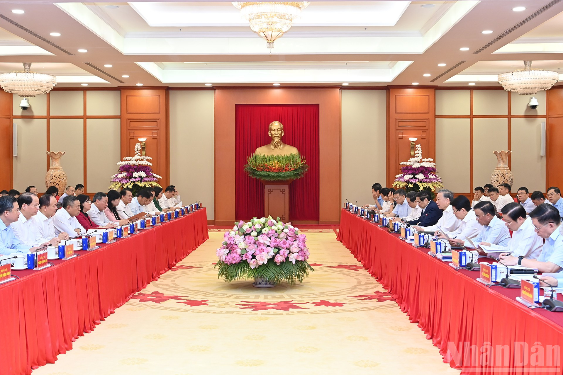 Tập thể Bộ Chính trị làm việc với Ban Thường vụ Thành ủy Hà Nội. ndo_br_a5-bnd-4137.jpg