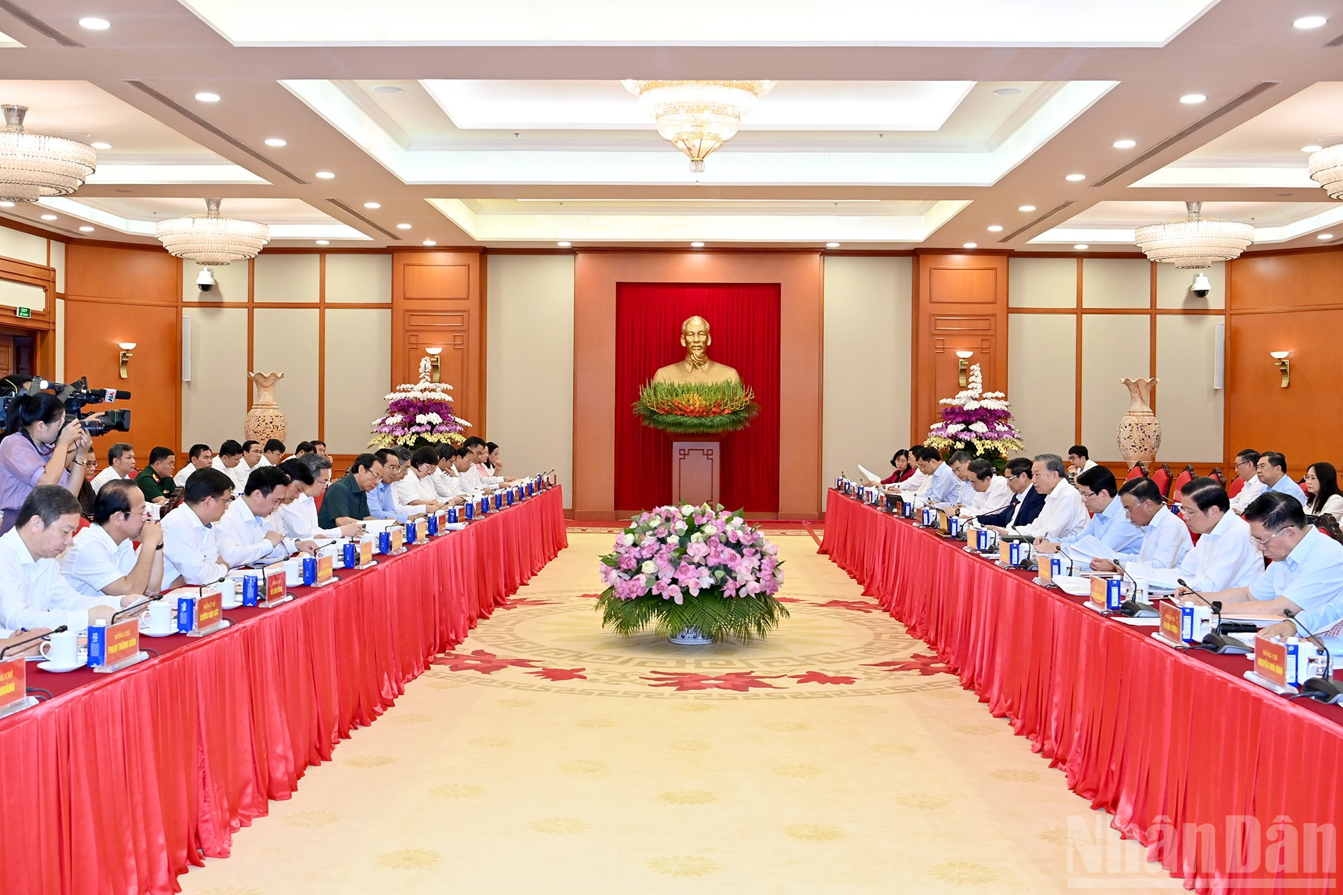 Tập thể Bộ Chính trị làm việc với Ban Thường vụ Thành ủy Thành phố Hồ Chí Minh. ndo_br_a223-bnd-4369.jpg