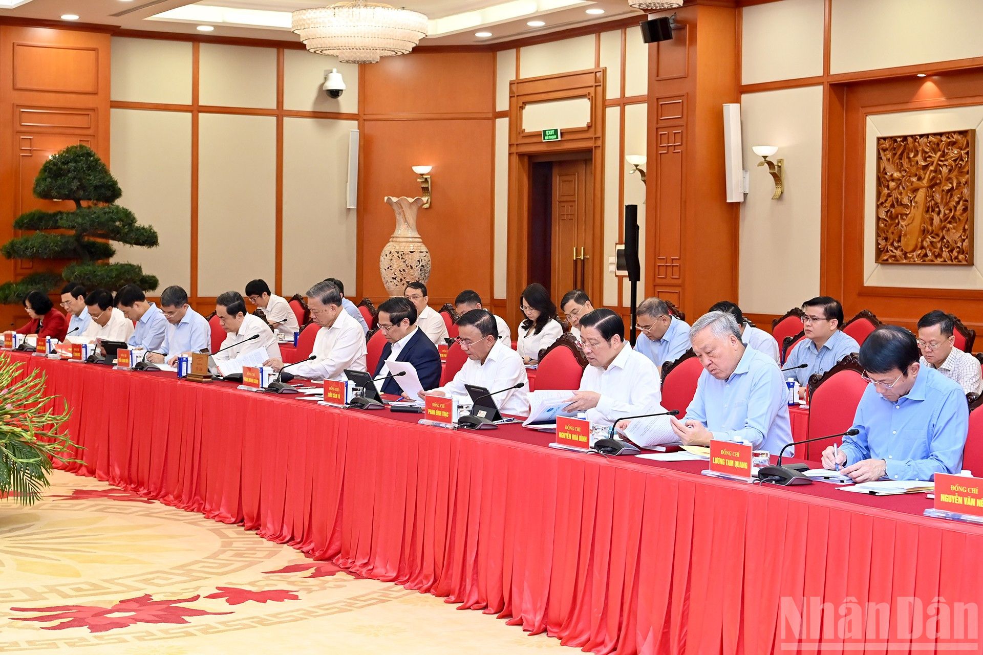 Tập thể Bộ Chính trị dự buổi làm việc với Ban Thường vụ Đảng ủy Mặt trận Tổ quốc, các đoàn thể Trung ương. ndo_br_a4-bnd-1950.jpg