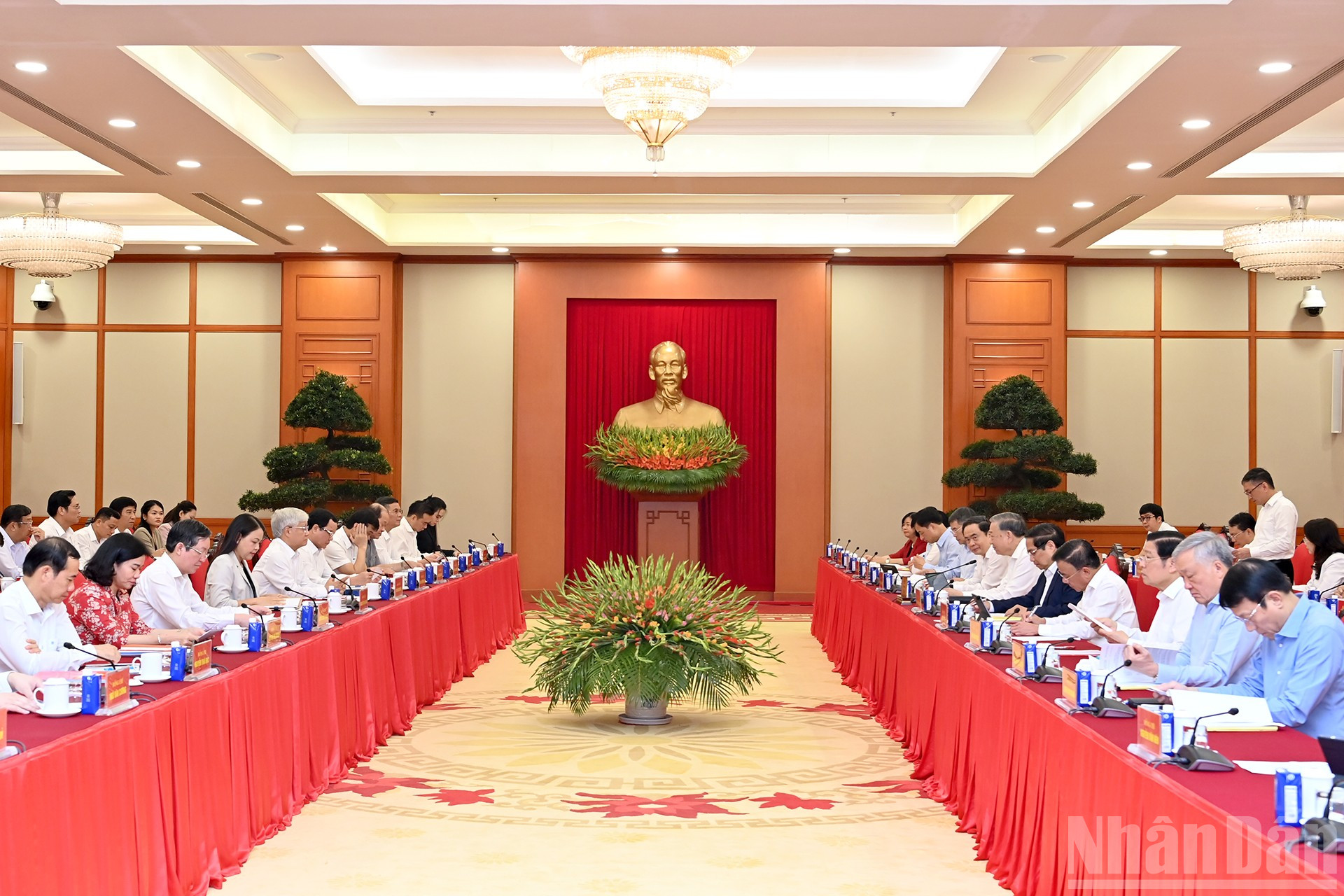 Bộ Chính trị làm việc với Ban Thường vụ Đảng ủy Mặt trận Tổ quốc, các đoàn thể Trung ương. ndo_br_a1-bnd-1889.jpg