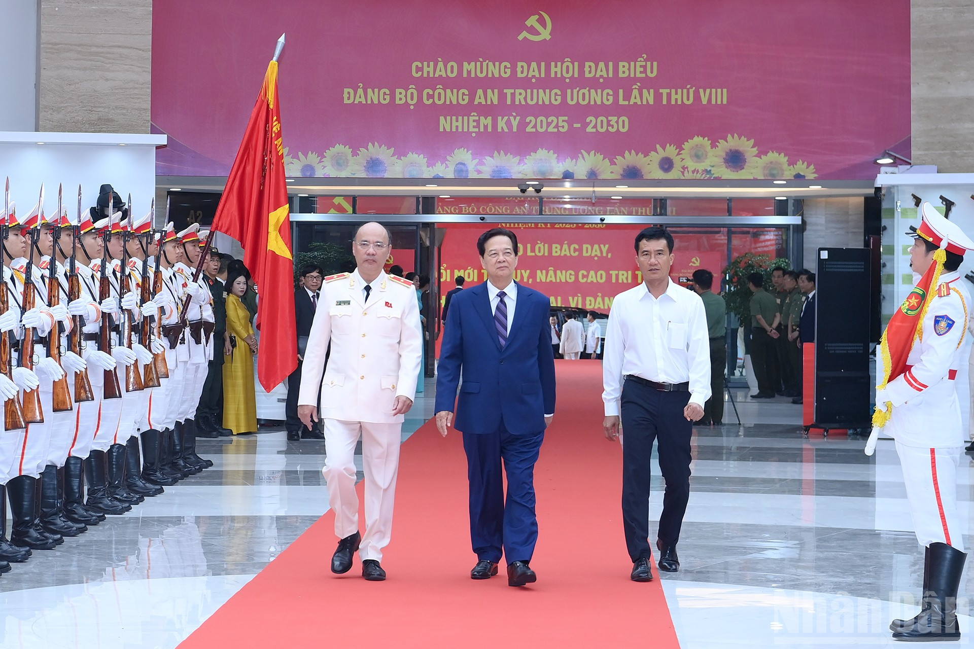 Der ehemalige Premierminister Nguyen Tan Dung nahm am Kongress teil. ndo_br_a8-bnd-1192.jpg