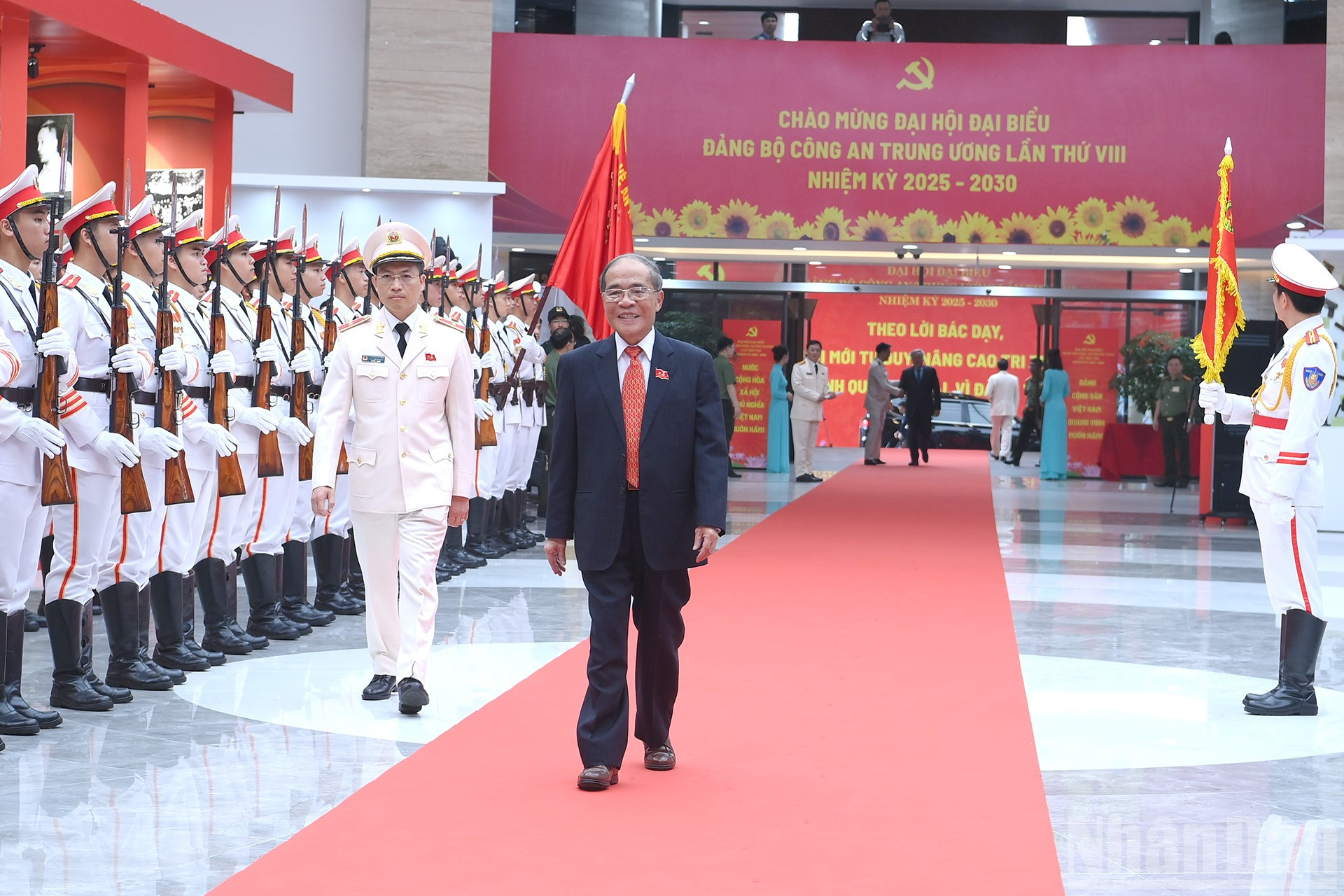 Der ehemalige Vorsitzende der Nationalversammlung, Nguyen Sinh Hung, nahm am Kongress teil. ndo_br_a10-bnd-1267.jpg