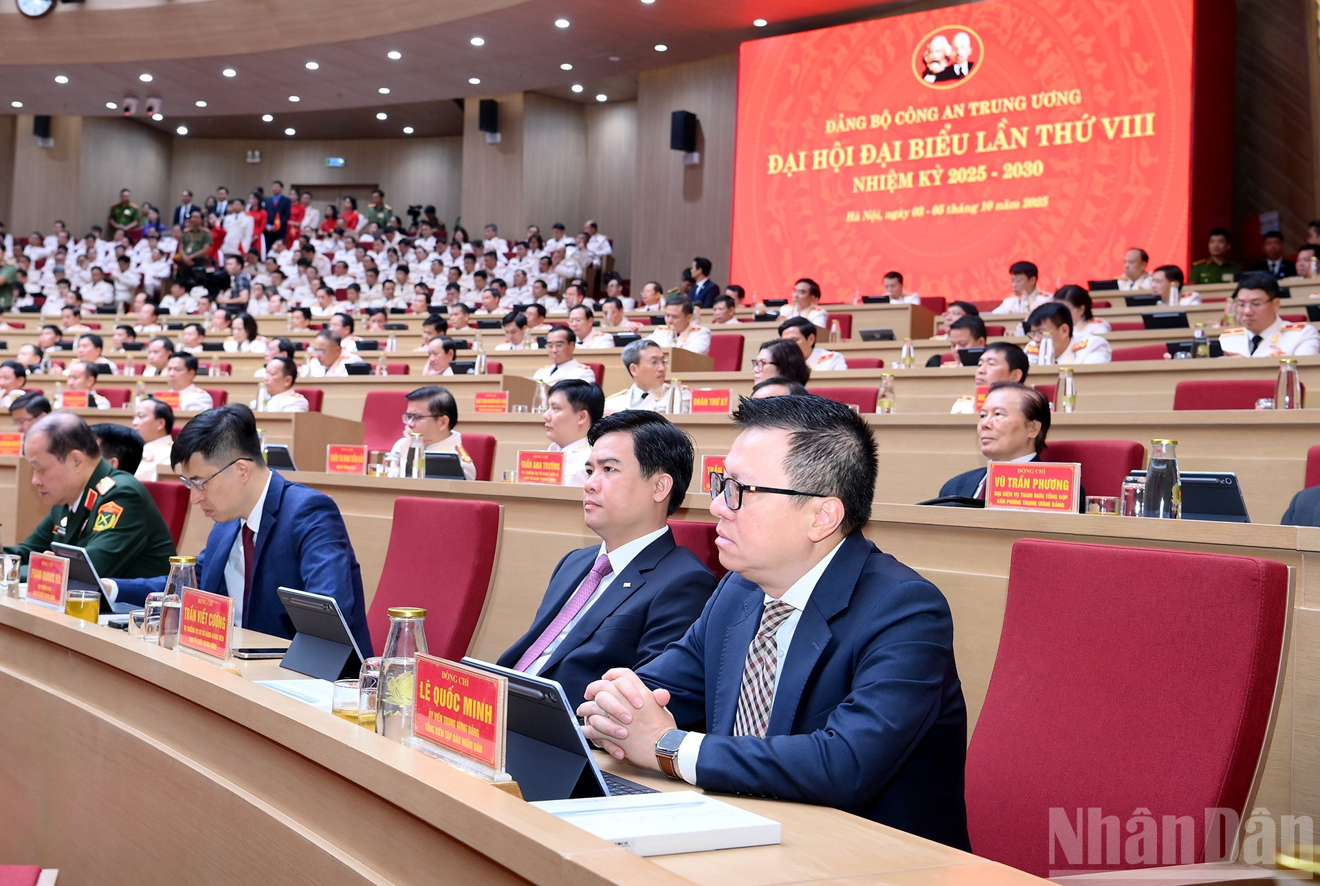 会議に出席する代表者たち。 ndo_br_a10-bnd-1500.jpg