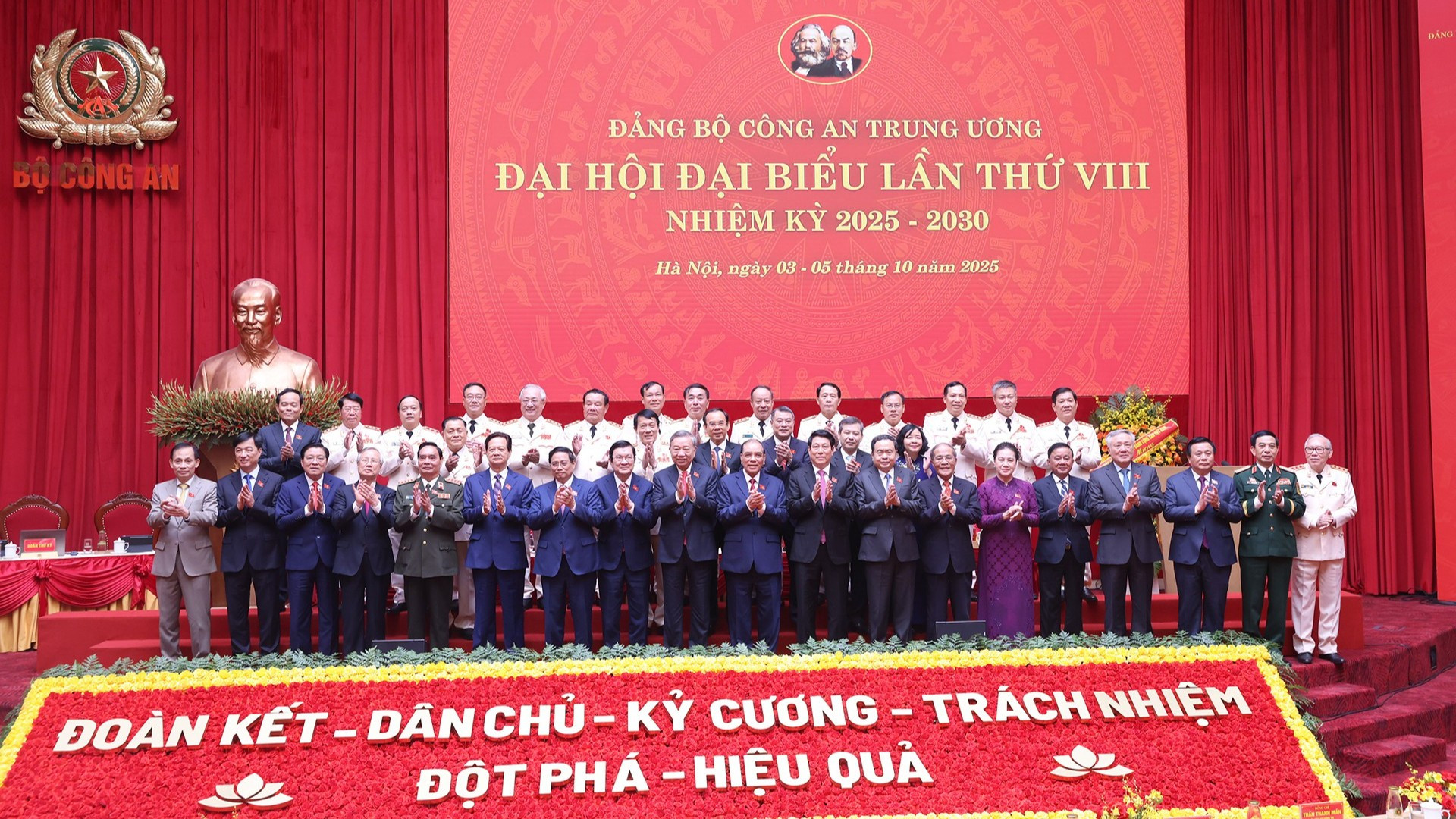 Tổng Bí thư Tô Lâm và các đồng chí lãnh đạo, nguyên lãnh đạo Đảng, Nhà nước dự Đại hội đại biểu Đảng bộ Công an Trung ương lần thứ VIII, nhiệm kỳ 2025 – 2030. 