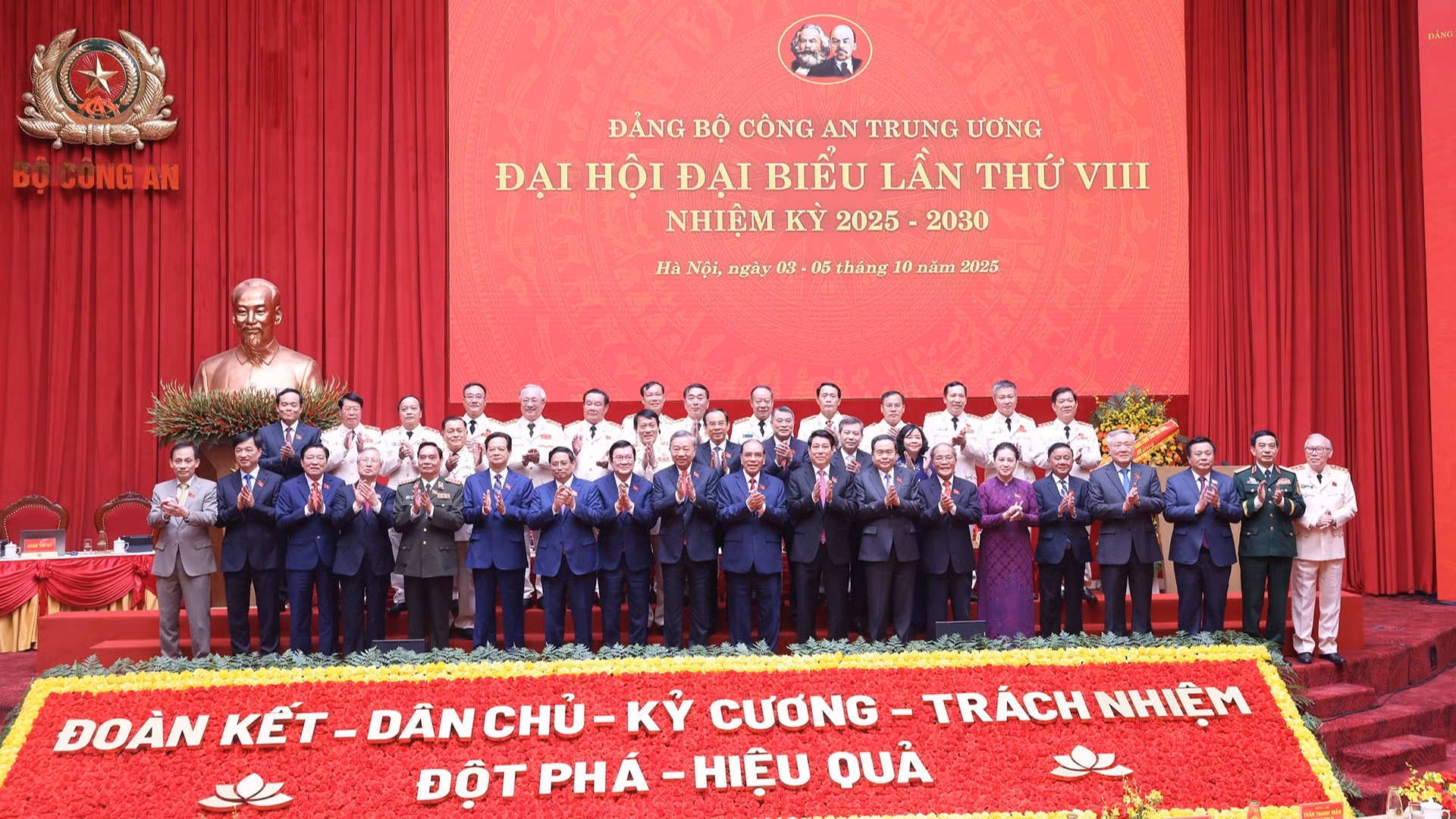 Tổng Bí thư Tô Lâm và các đồng chí lãnh đạo, nguyên lãnh đạo Đảng, Nhà nước dự Đại hội đại biểu Đảng bộ Công an Trung ương lần thứ VIII, nhiệm kỳ 2025 – 2030. 