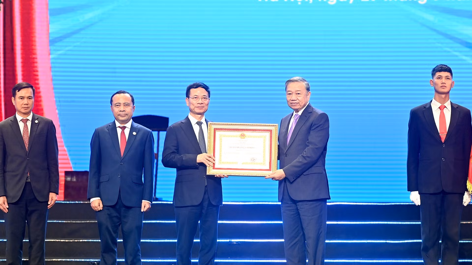 Tổng Bí thư Tô Lâm trao Huân chương Lao động hạng Nhất tặng Bộ Khoa học và Công nghệ. 