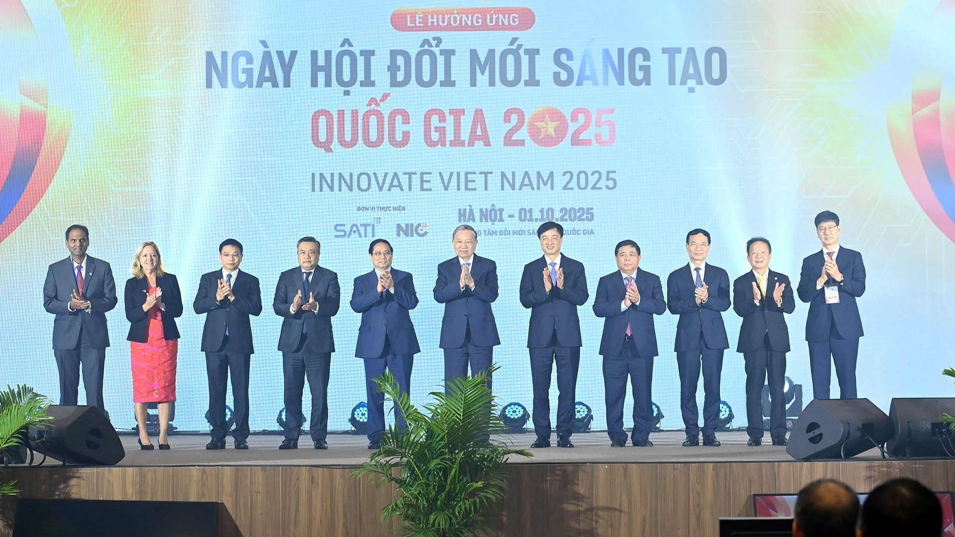 Tổng Bí thư Tô Lâm, Thủ tướng Phạm Minh Chính và các đại biểu dự Lễ hưởng ứng Ngày hội Đổi mới sáng tạo quốc gia năm 2025. 
