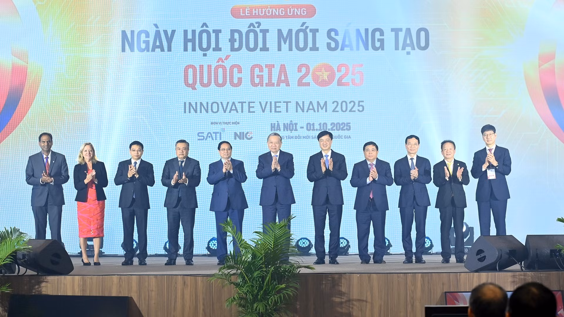 Tổng Bí thư Tô Lâm, Thủ tướng Phạm Minh Chính và các đại biểu dự Lễ hưởng ứng Ngày hội Đổi mới sáng tạo quốc gia năm 2025. 