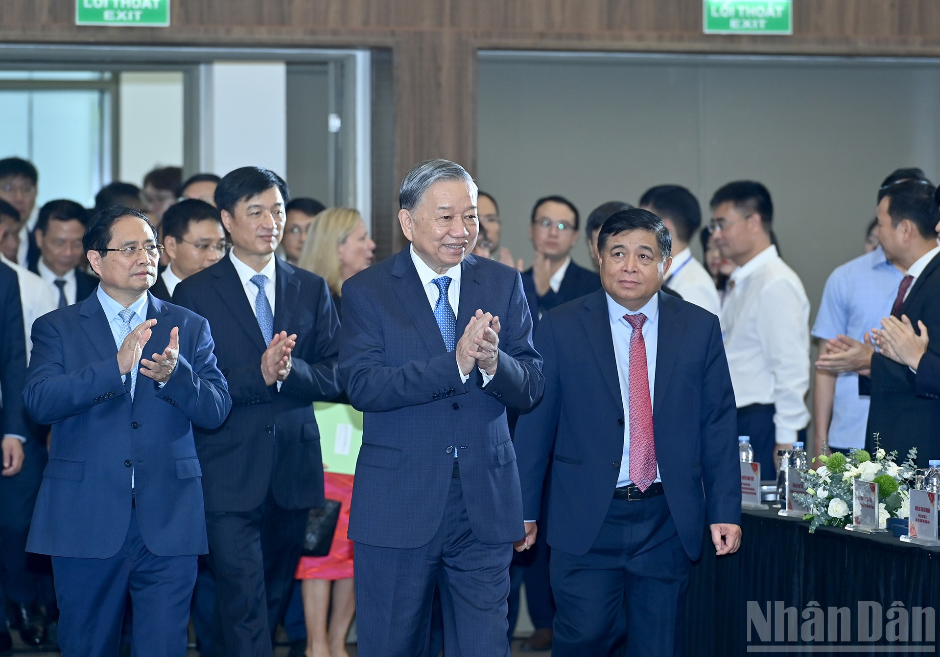 Tổng Bí thư Tô Lâm, Thủ tướng Phạm Minh Chính và các đại biểu dự Lễ hưởng ứng Ngày hội Đổi mới sáng tạo quốc gia năm 2025. ndo_br_a1-bnd-9921.jpg