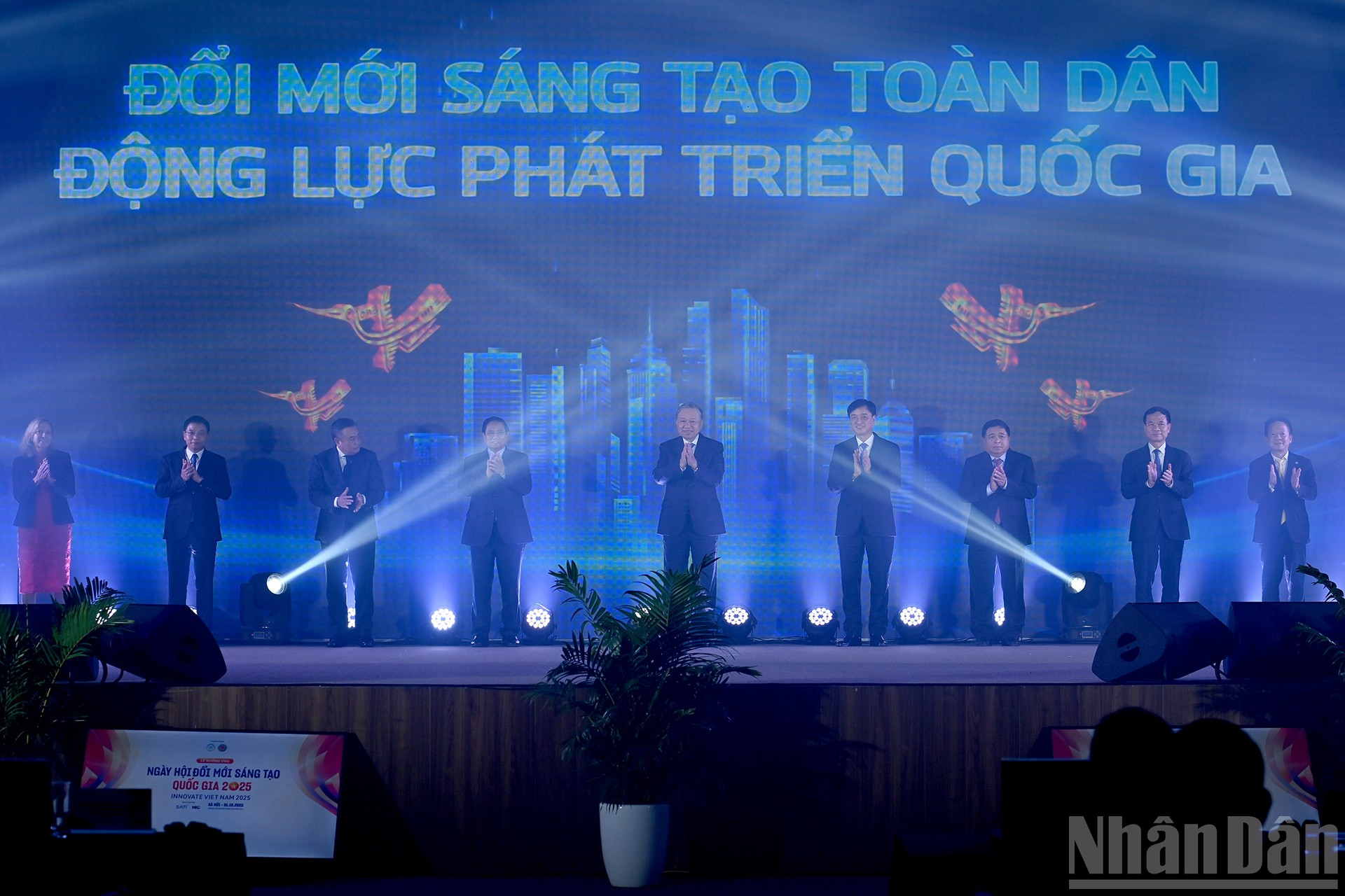 Tổng Bí thư Tô Lâm, Thủ tướng Phạm Minh Chính và các đại biểu thực hiện nghi thức phát động Ngày hội Đổi mới sáng tạo quốc gia năm 2025. ndo_br_a7-bnd-0145.jpg