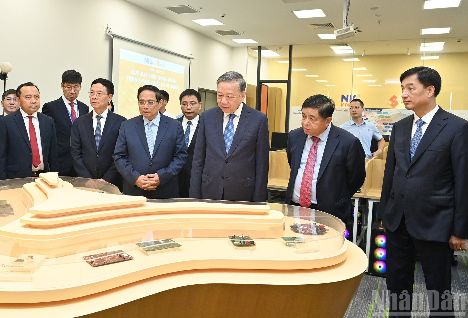Tổng Bí thư Tô Lâm, Thủ tướng Phạm Minh Chính và các đại biểu thăm Trung tâm vi mạch bán dẫn. ndo_br_a9-bnd-9647.jpg