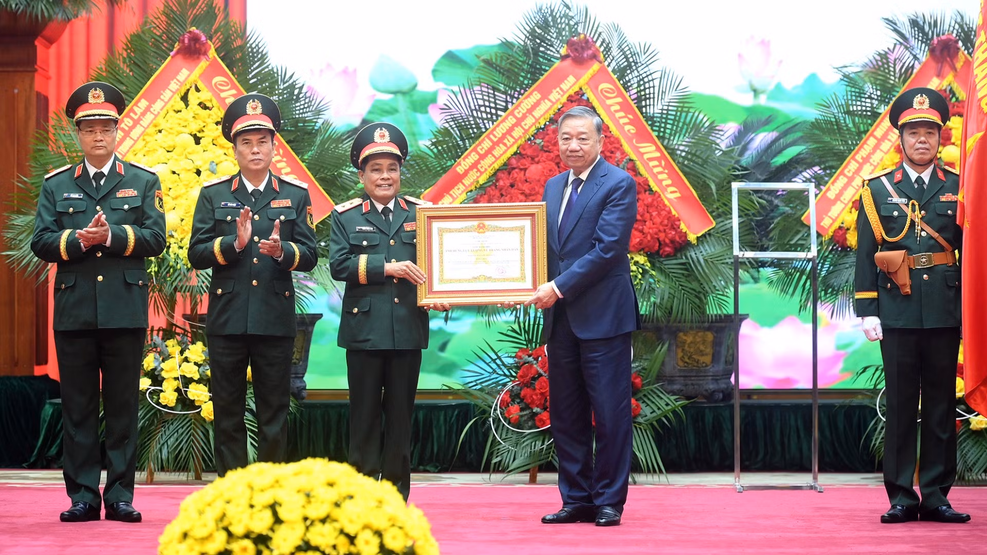 Tổng Bí thư Tô Lâm trao danh hiệu Anh hùng lực lượng vũ trang nhân dân tặng Tổng cục Hậu cần-Kỹ thuật (Bộ Quốc phòng). (Ảnh: ĐĂNG KHOA)
