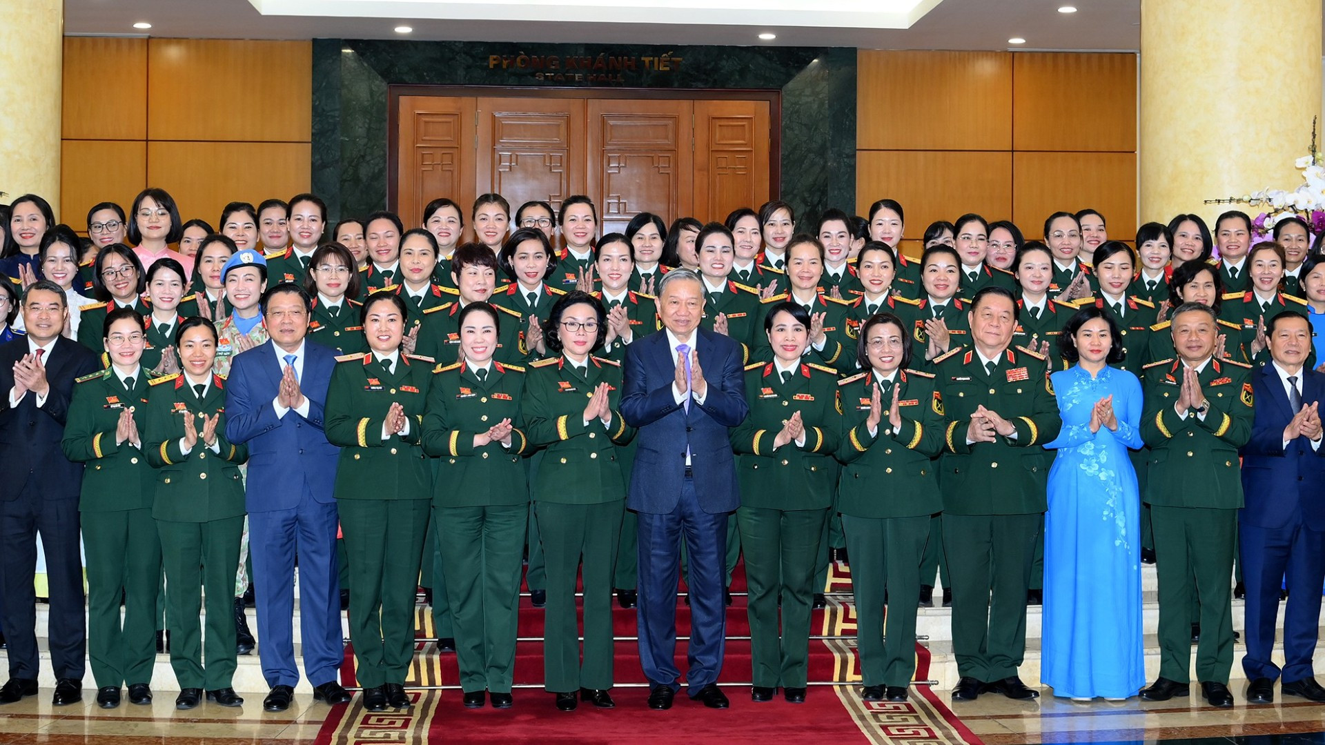 Tổng Bí thư Tô Lâm và các đại biểu tham dự cuộc gặp mặt đoàn đại biểu tiêu biểu dự Đại hội đại biểu Phụ nữ Quân đội lần thứ VIII.