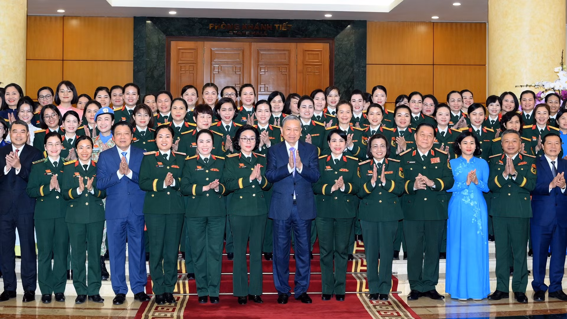 Tổng Bí thư Tô Lâm và các đại biểu tham dự cuộc gặp mặt đoàn đại biểu tiêu biểu dự Đại hội đại biểu Phụ nữ Quân đội lần thứ VIII.