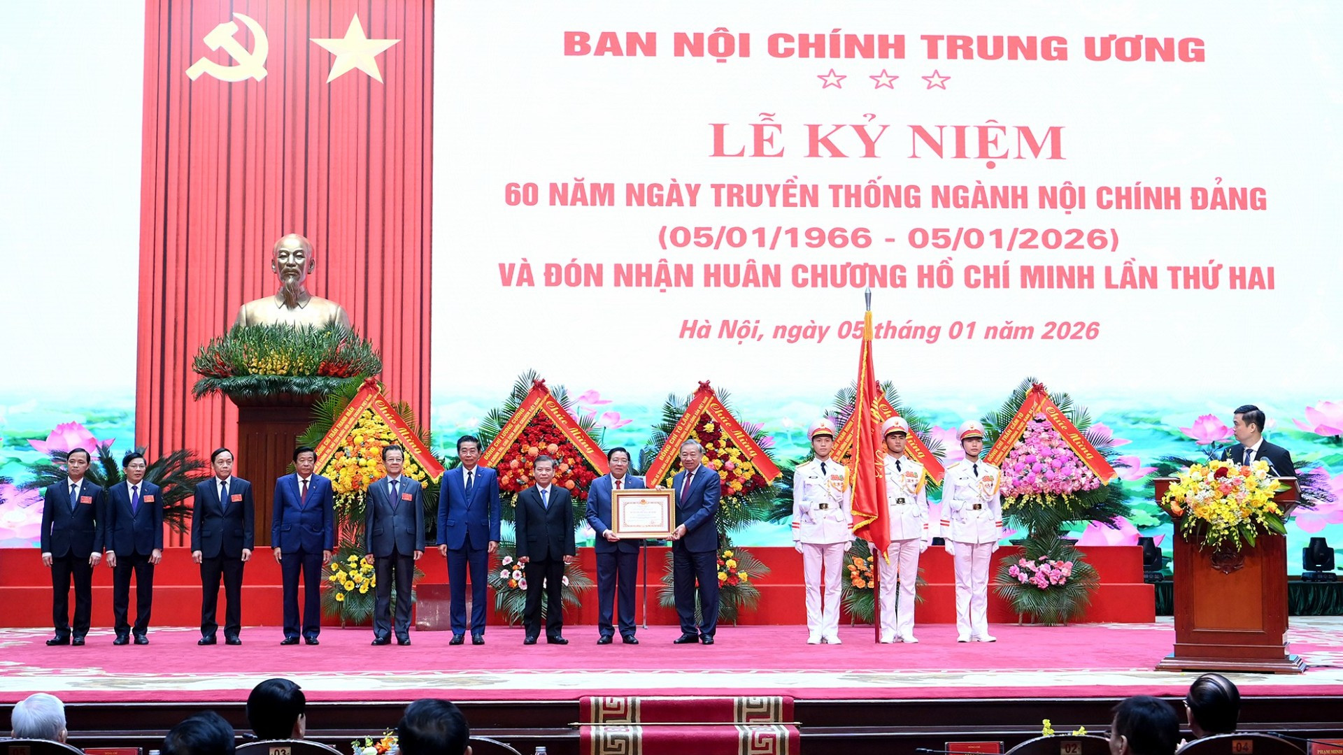Tổng Bí thư Tô Lâm trao Huân chương Hồ Chí Minh (lần thứ hai) tặng Ban Nội chính Trung ương. (Ảnh ĐĂNG KHOA)