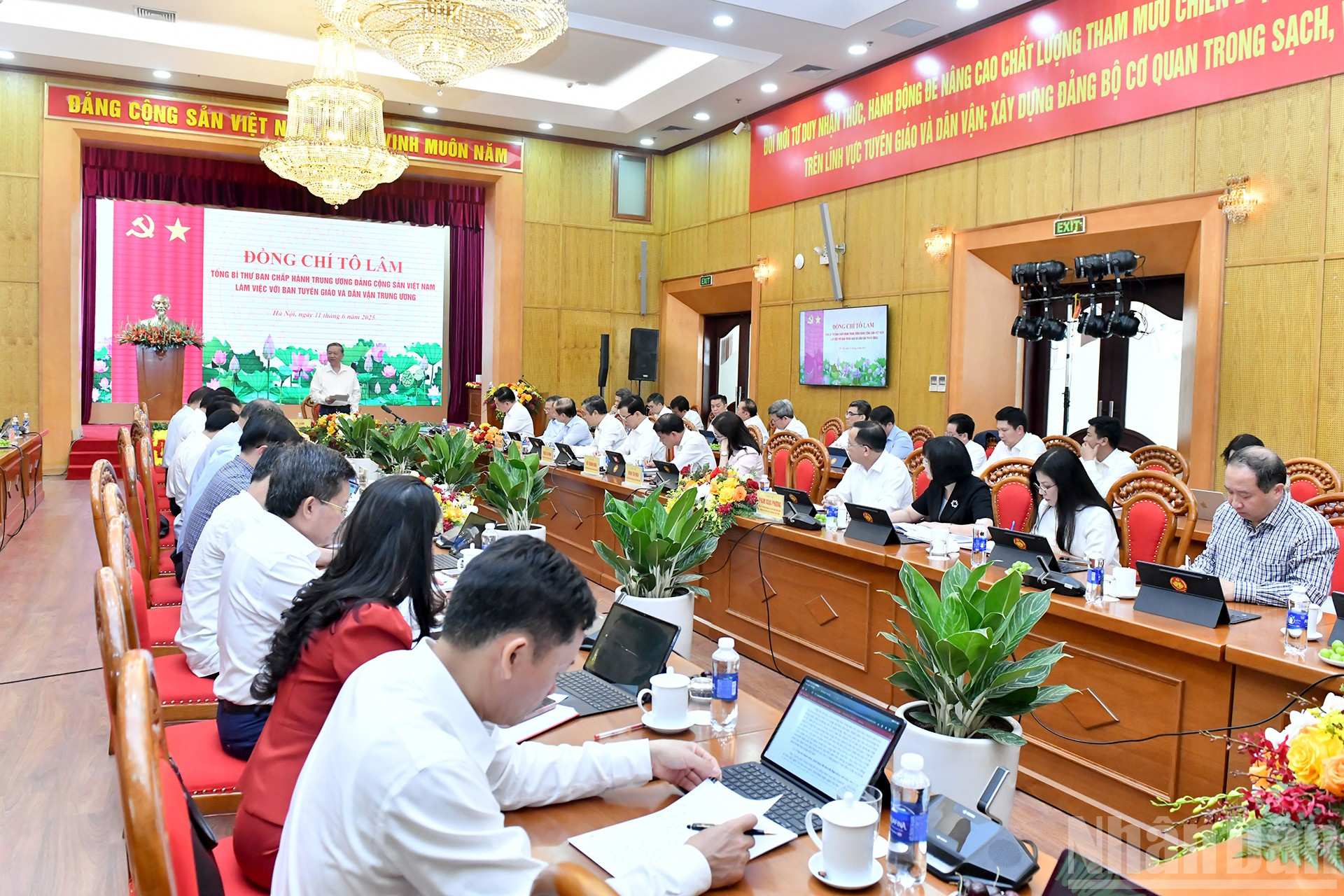 Quang cảnh buổi làm việc. ndo_br_a10-dsc-2816.jpg