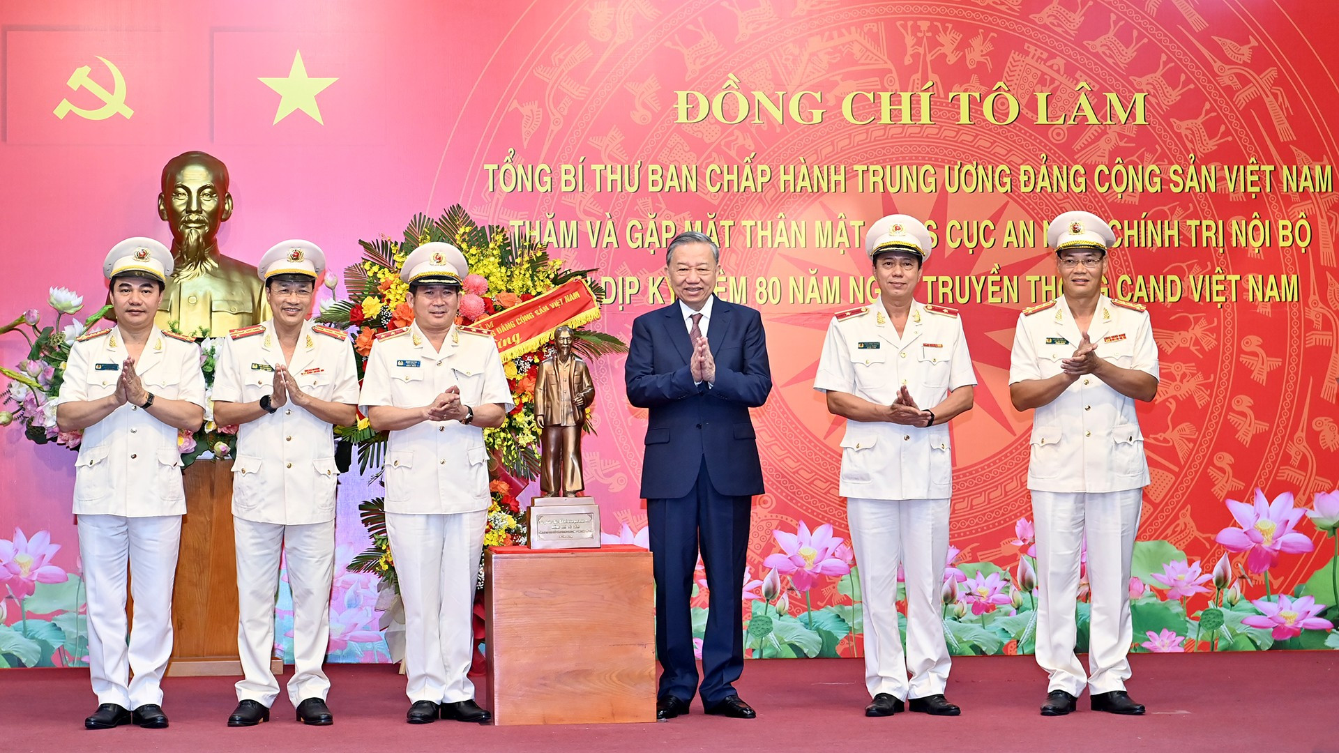 Tổng Bí thư Tô Lâm trao tặng bức tượng Chủ tịch Hồ Chí Minh cho Cục An ninh chính trị nội bộ, Bộ Công an.