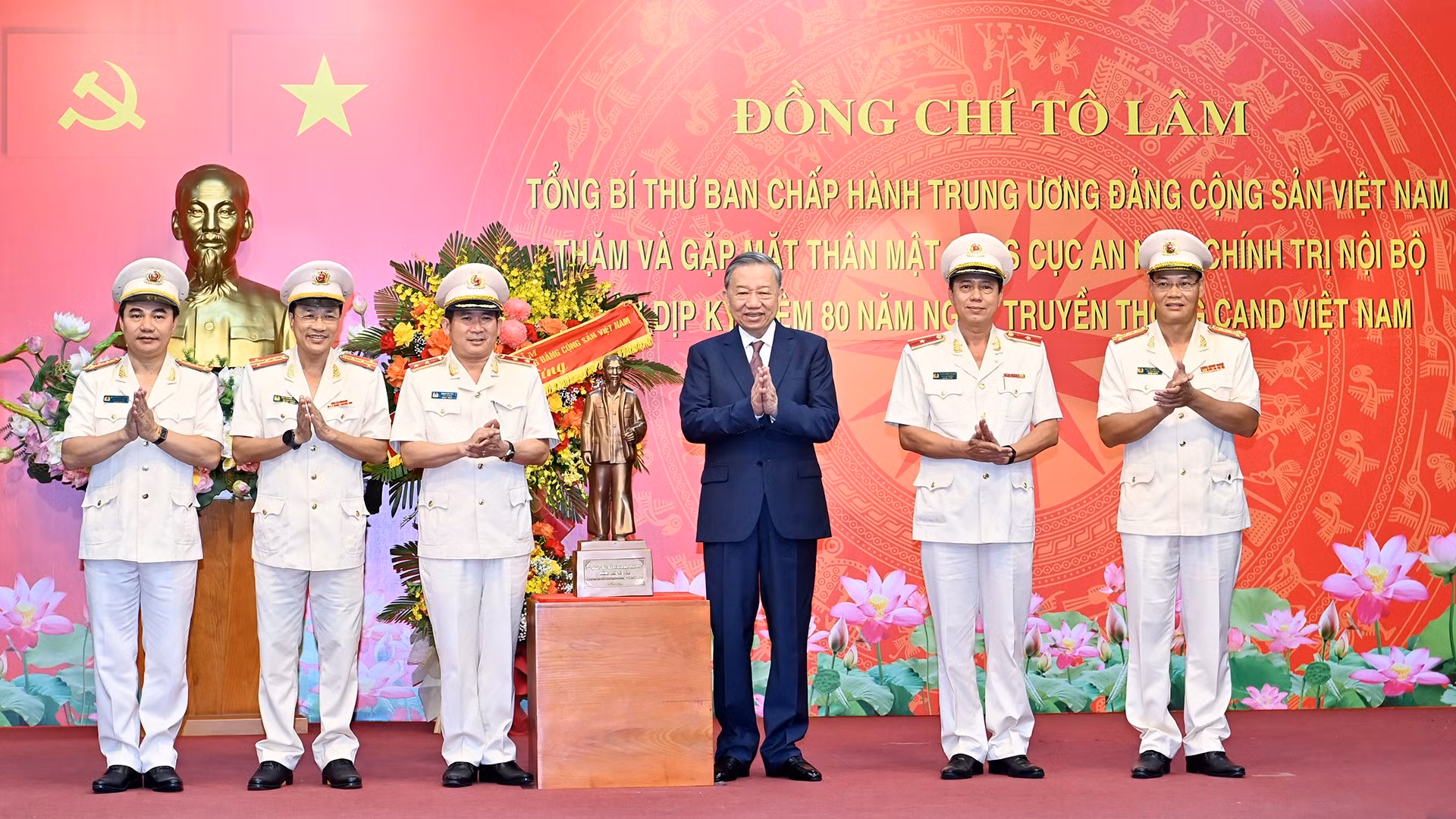 Tổng Bí thư Tô Lâm trao tặng bức tượng Chủ tịch Hồ Chí Minh cho Cục An ninh chính trị nội bộ, Bộ Công an.