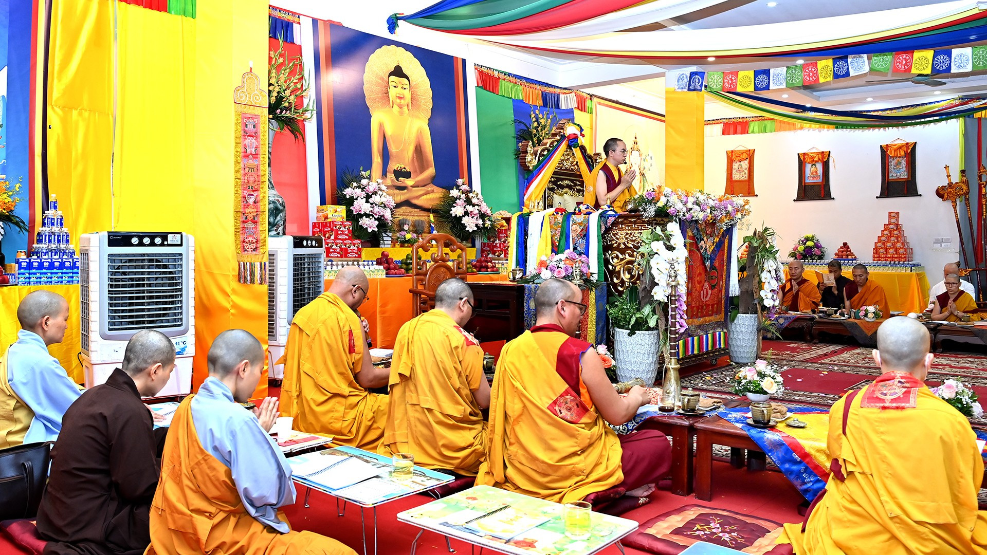 Ngài Khentrul Kunchok Tenzin Rinpoche - vị đạo sư của truyền thống Phật giáo Kim Cương thừa (Giáo hội Phật giáo Nepal) chủ trì Pháp hội Phật Đảnh Tôn Thắng tại chùa Pháp Vân (Hà Nội).
