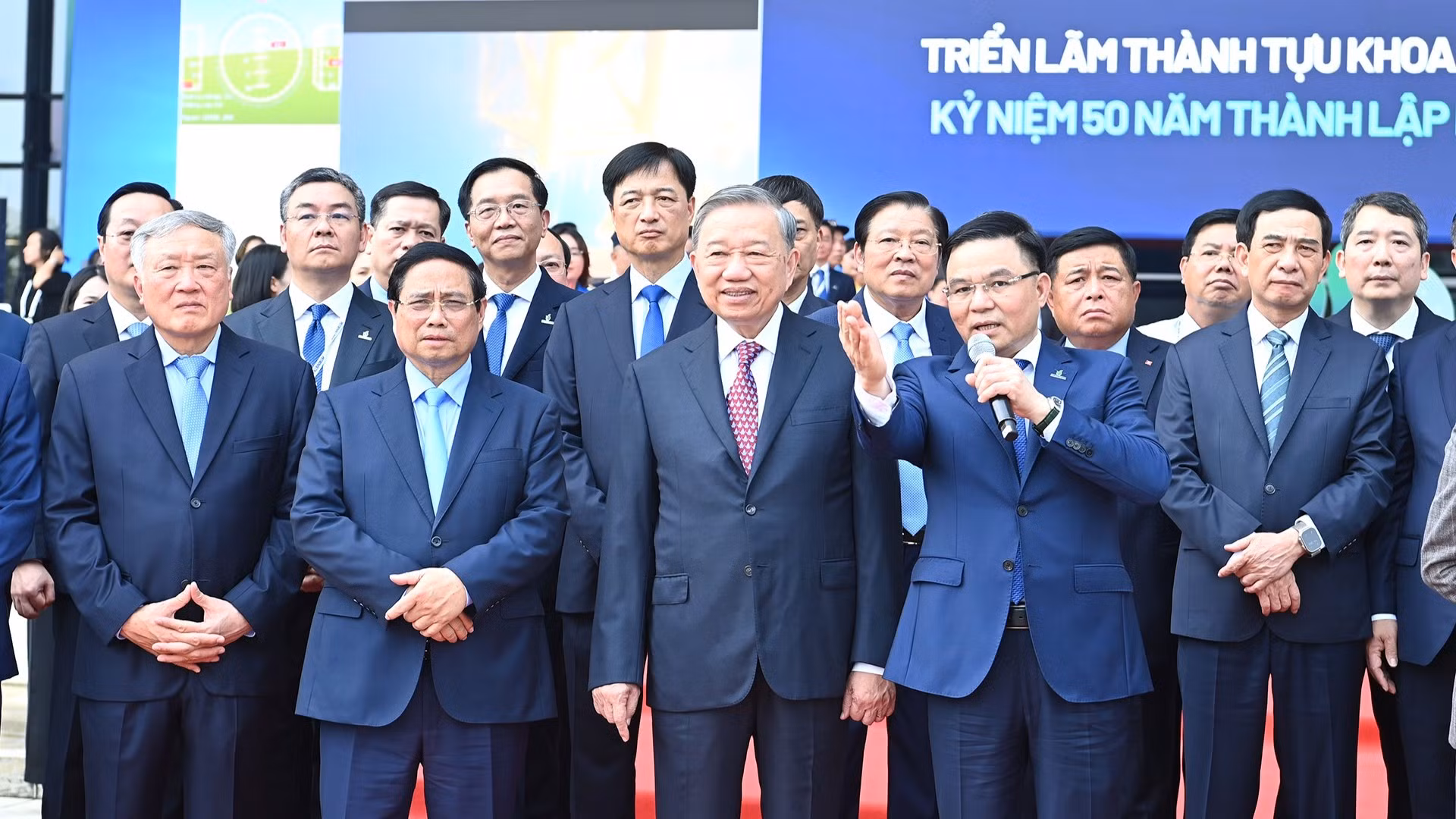 Tổng Bí thư Tô Lâm, Thủ tướng Phạm Minh Chính và các đồng chí lãnh đạo Đảng, Nhà nước tham quan triển lãm thành tựu khoa học công nghệ của Tập đoàn Công nghiệp-Năng lượng quốc gia Việt Nam.