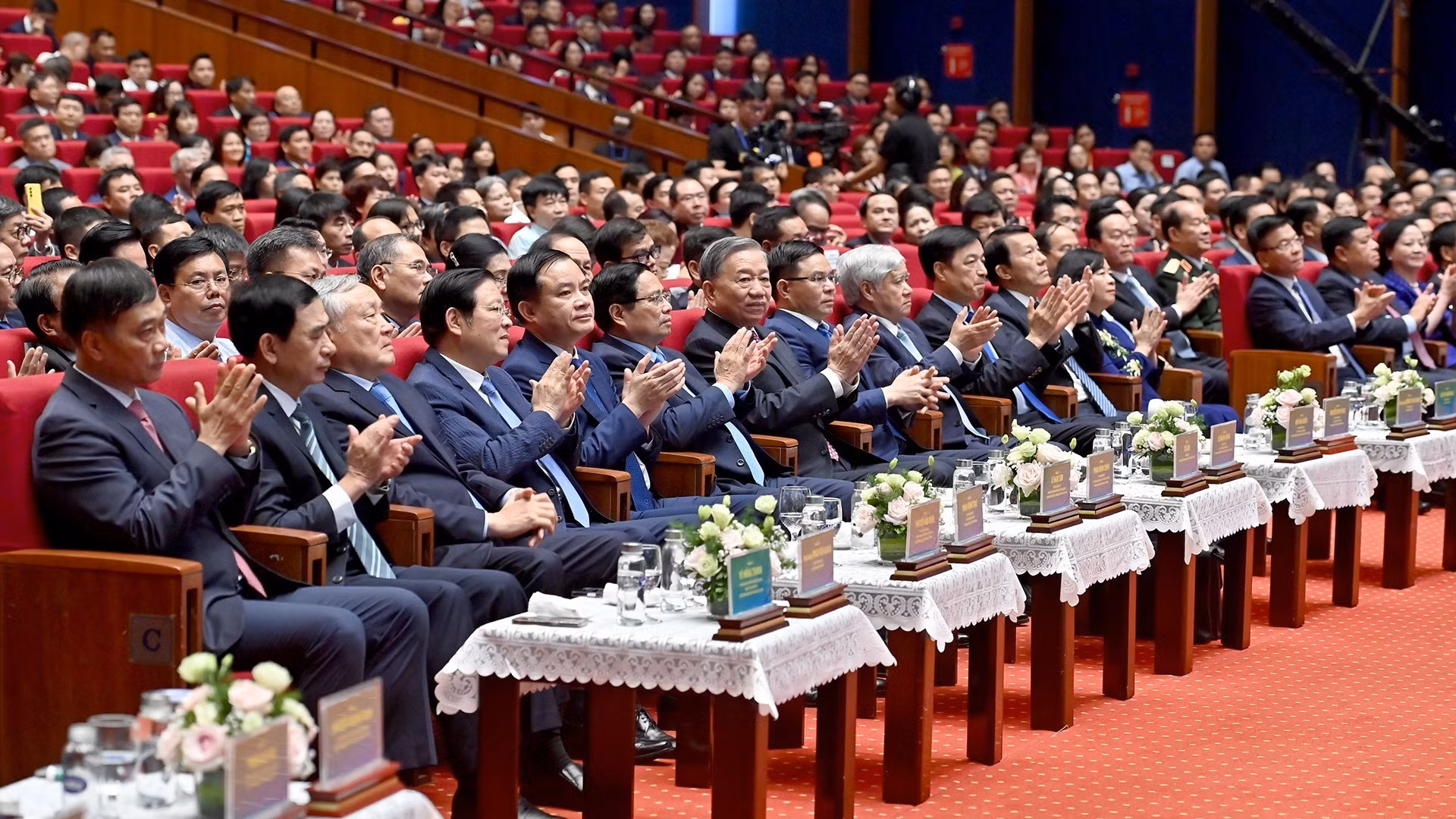 Tổng Bí thư Tô Lâm, Thủ tướng Phạm Minh Chính và các đồng chí lãnh đạo Đảng, Nhà nước dự Lễ kỷ niệm 50 năm Ngày thành lập Tập đoàn Công nghiệp-Năng lượng Quốc gia Việt Nam.
