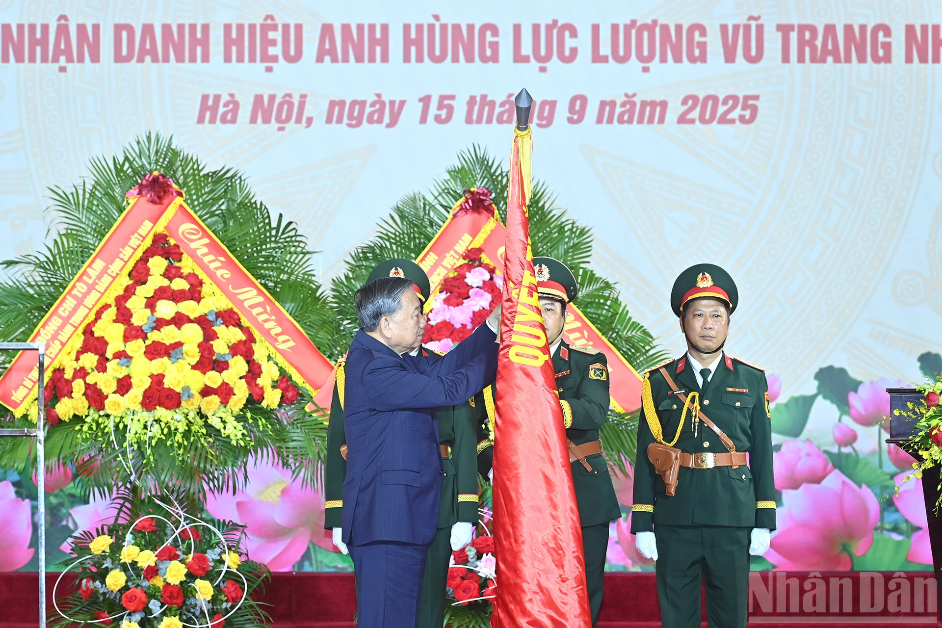 Tổng Bí thư Tô Lâm gắn Danh hiệu Anh hùng Lực lượng vũ trang nhân dân lên lá cờ truyền thống của Tổng cục Công nghiệp quốc phòng. ndo_br_a7-bnd-5606.jpg