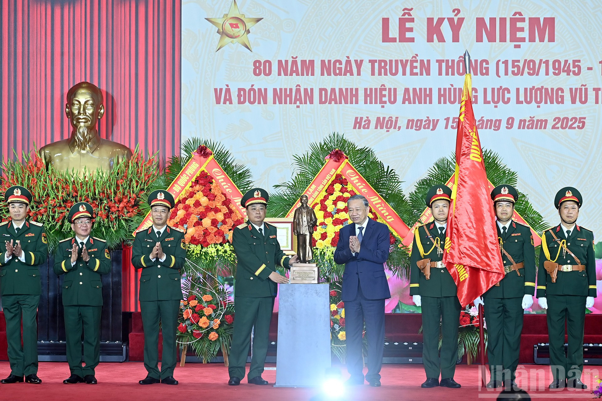 Tổng Bí thư Tô Lâm trao bức tượng Chủ tịch Hồ Chí Minh tặng Tổng cục Công nghiệp quốc phòng. ndo_br_a10-bnd-5625.jpg