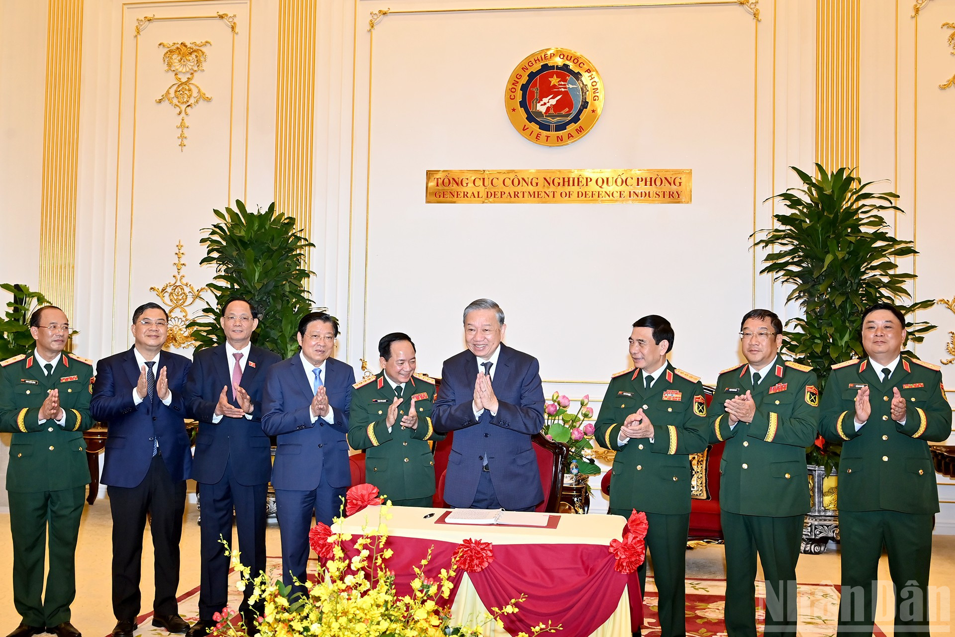 Tổng Bí thư Tô Lâm ghi sổ lưu niệm tại Tổng cục Công nghiệp quốc phòng. ndo_br_a6-bnd-5521.jpg