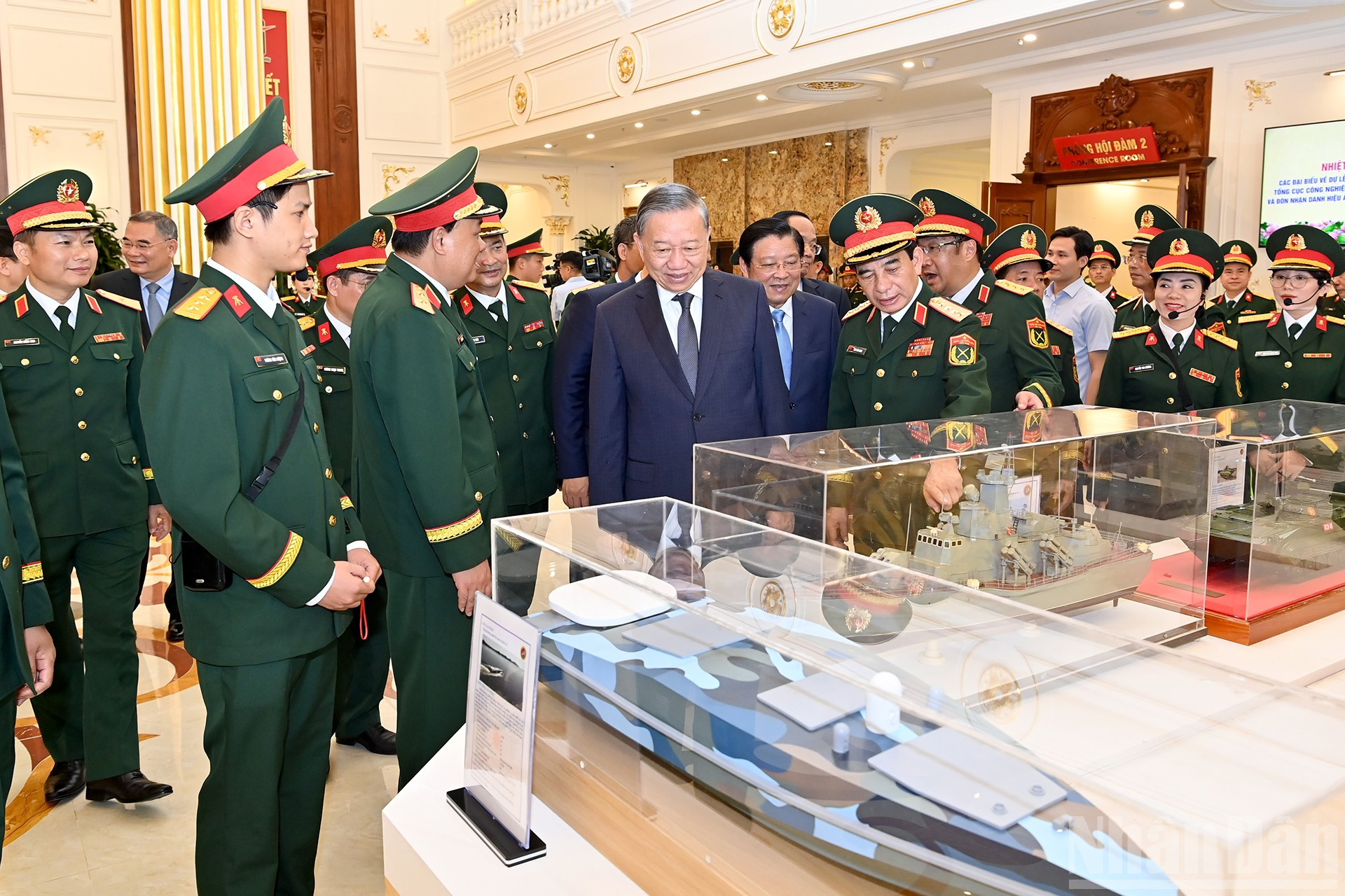 Tổng Bí thư Tô Lâm và các đại biểu tham quan thành tựu 80 năm Tổng cục Công nghiệp quốc phòng. ndo_br_a6-bnd-5499.jpg