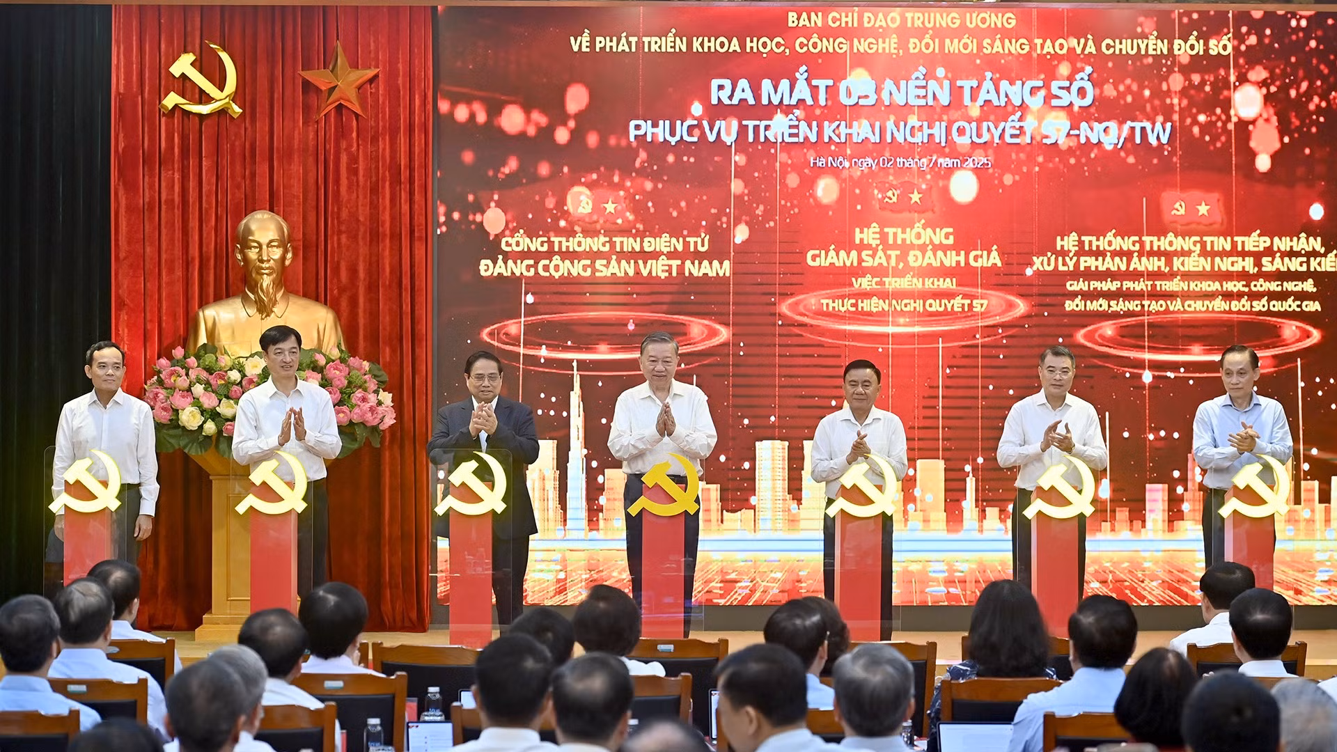 Tổng Bí thư Tô Lâm, Thủ tướng Phạm Minh Chính và các đồng chí lãnh đạo Đảng, Nhà nước thực hiện nghi thức ra mắt 3 nền tảng số phục vụ triển khai Nghị quyết số 57-NQ/TW.