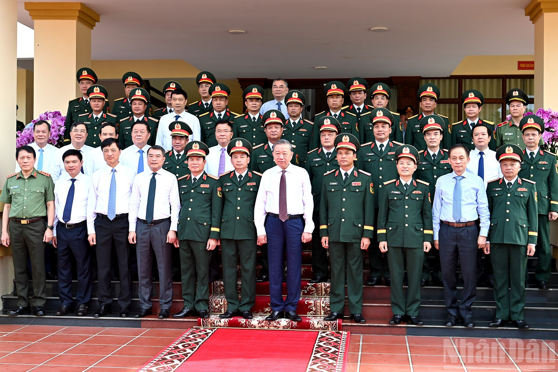 Tổng Bí thư Tô Lâm, Bí thư Quân ủy Trung ương và các đồng chí lãnh đạo Đảng, Nhà nước với các đại biểu tại buổi làm việc với Quân đoàn 12 (Bộ Quốc phòng). ndo_br_a10-bnd-7584.jpg