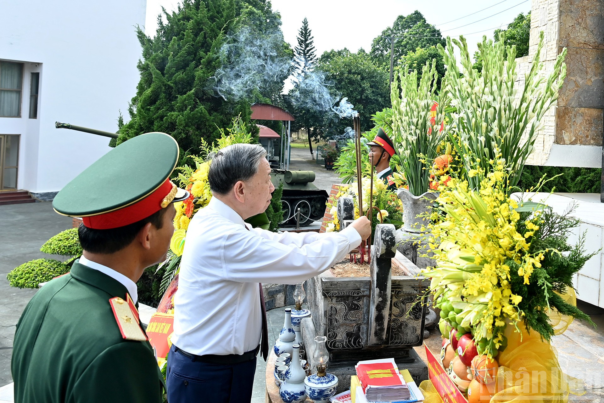 Tổng Bí thư Tô Lâm dâng hương tưởng niệm các Anh hùng-Liệt sĩ tại Đài tưởng niệm liệt sĩ Quân đoàn 12. ndo_br_a6-bnd-7700.jpg