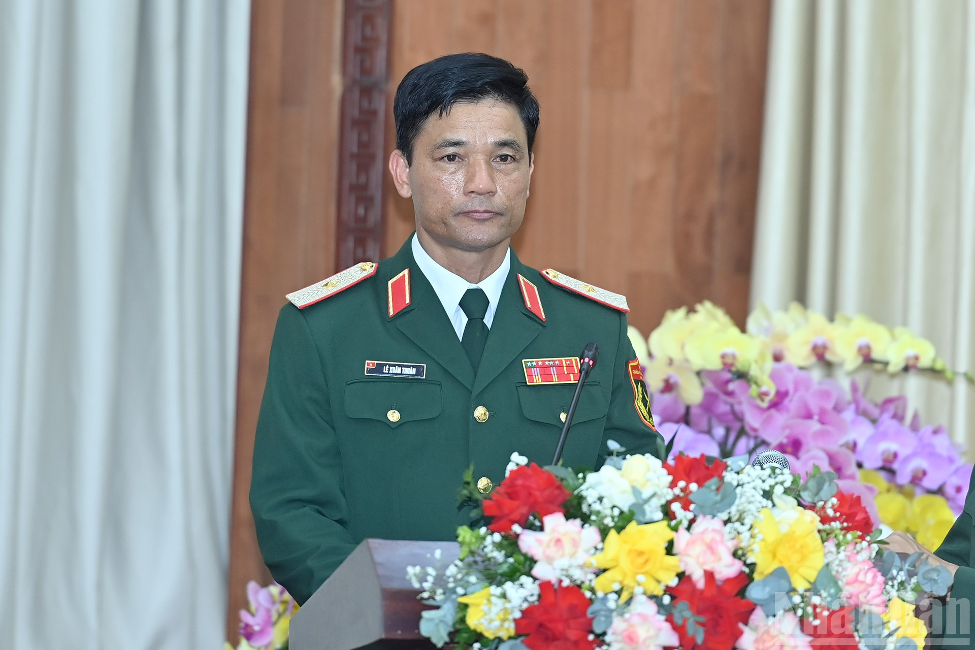 Đồng chí Thiếu tướng Lê Xuân Thuân, Tư lệnh Quân đoàn 12 báo cáo tại buổi làm việc. ndo_br_a6-bnd-7889.jpg