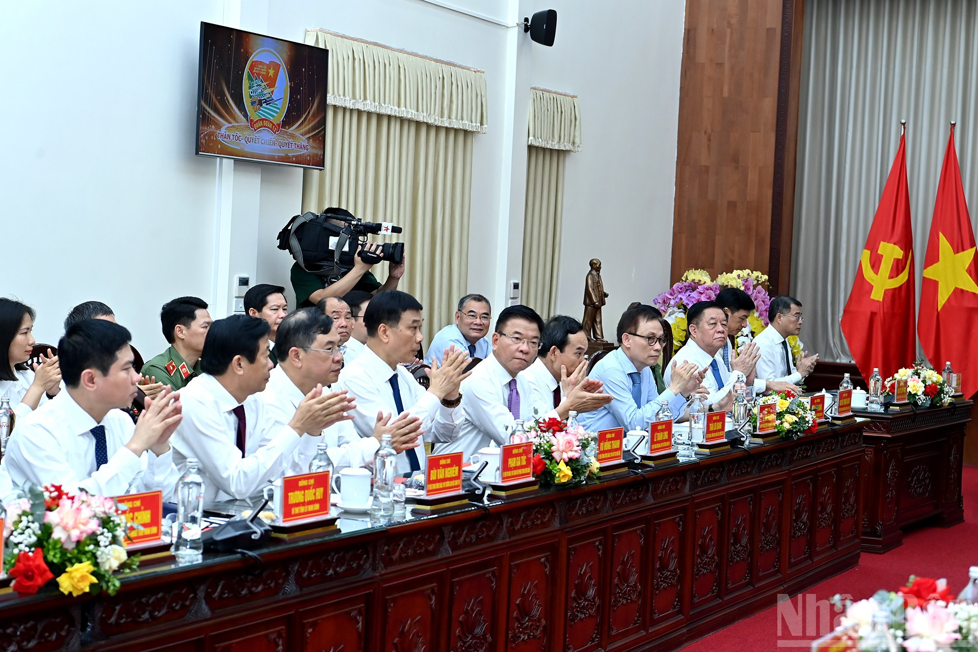 Các đồng chí Đoàn công tác Trung ương và các đại biểu tham dự buổi làm việc. ndo_br_a8-bnd-7872.jpg