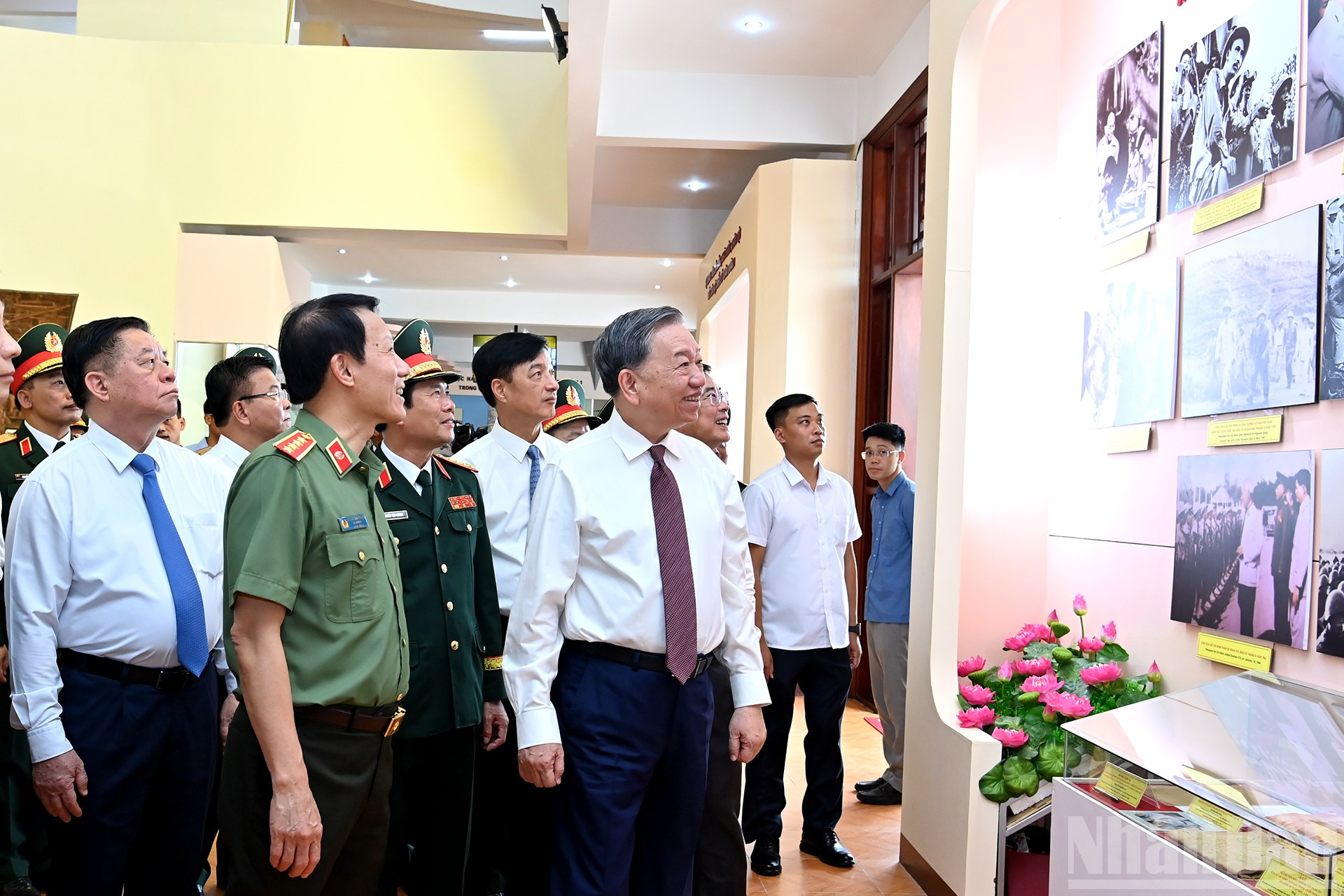 Tổng Bí thư Tô Lâm và các đại biểu tham quan Phòng truyền thống của Quân đoàn 12. ndo_br_a7-bnd-7748.jpg