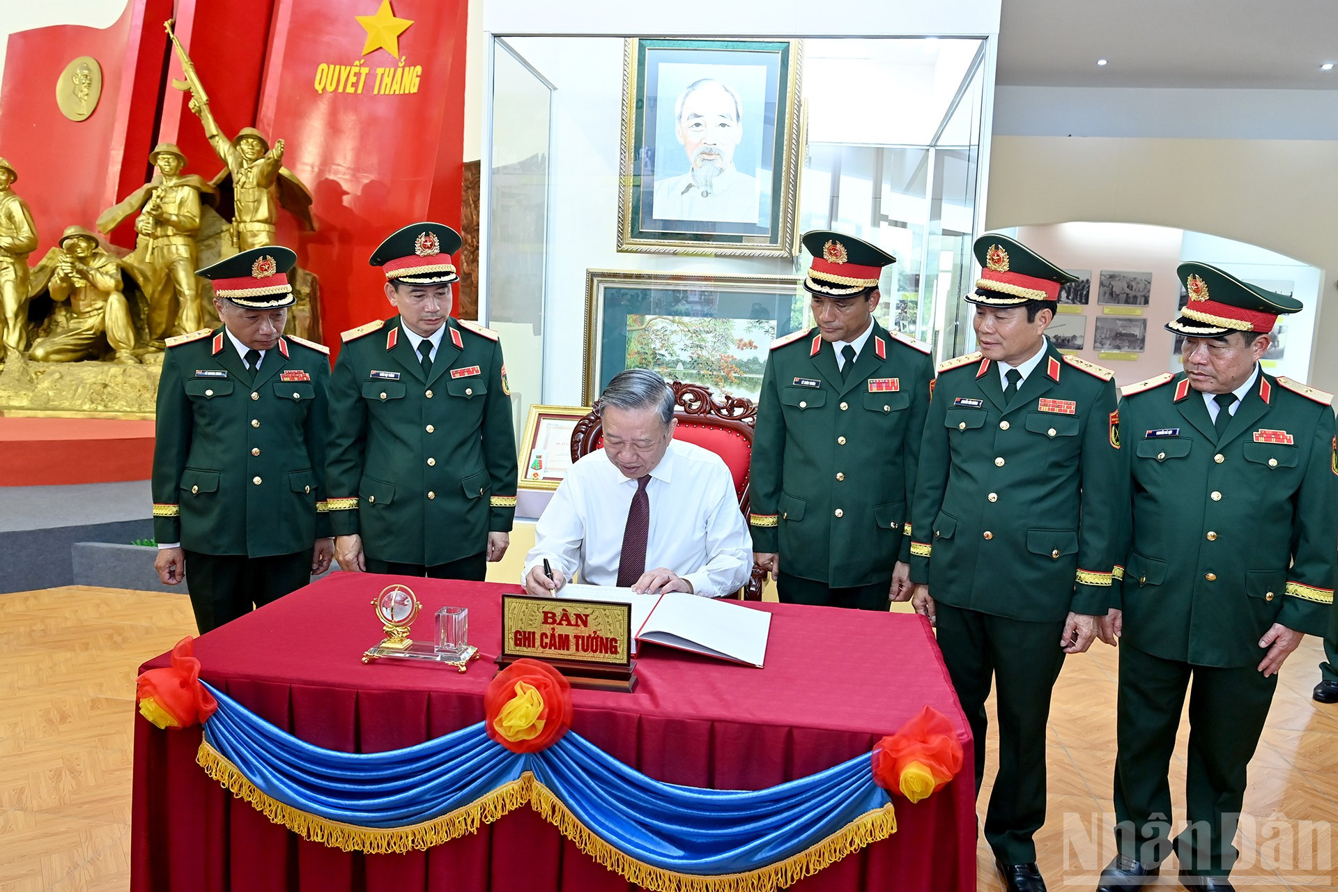 Tổng Bí thư Tô Lâm ghi sổ lưu niệm tại Phòng truyền thống của Quân đoàn 12. ndo_br_a12-bnd-7767.jpg