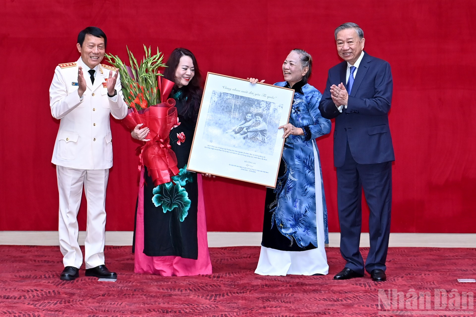 Tổng Bí thư Tô Lâm, Bộ trưởng Công an Lương Tam Quang tặng hoa và quà cho đại diện gia đình đồng chí Bùi Thiện Ngộ. ndo_br_a5-bnd-9131.jpg