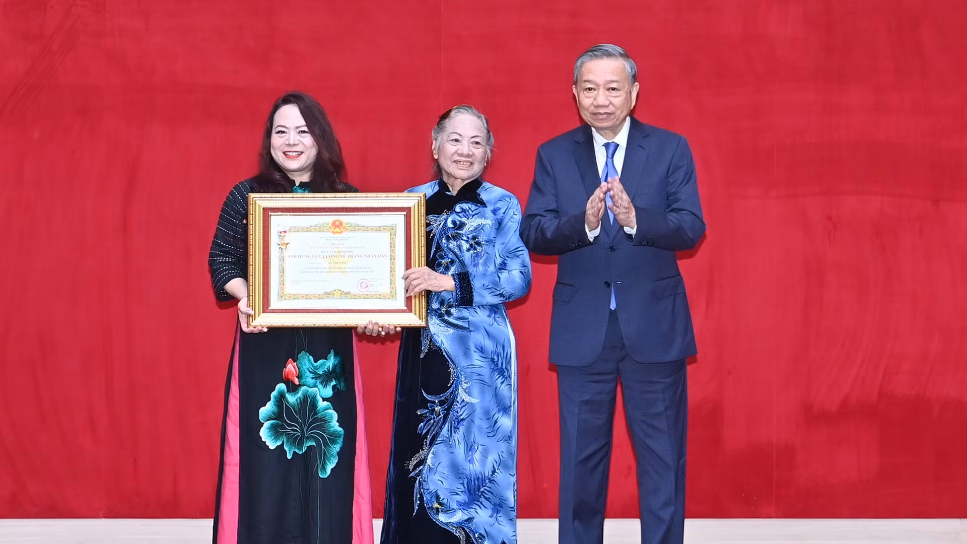 Tổng Bí thư Tô Lâm trao Danh hiệu Anh hùng lực lượng vũ trang nhân dân thời kỳ kháng chiến chống Mỹ, cứu nước cho đại diện gia đình đồng chí Bộ trưởng, Thượng tướng Bùi Thiện Ngộ.