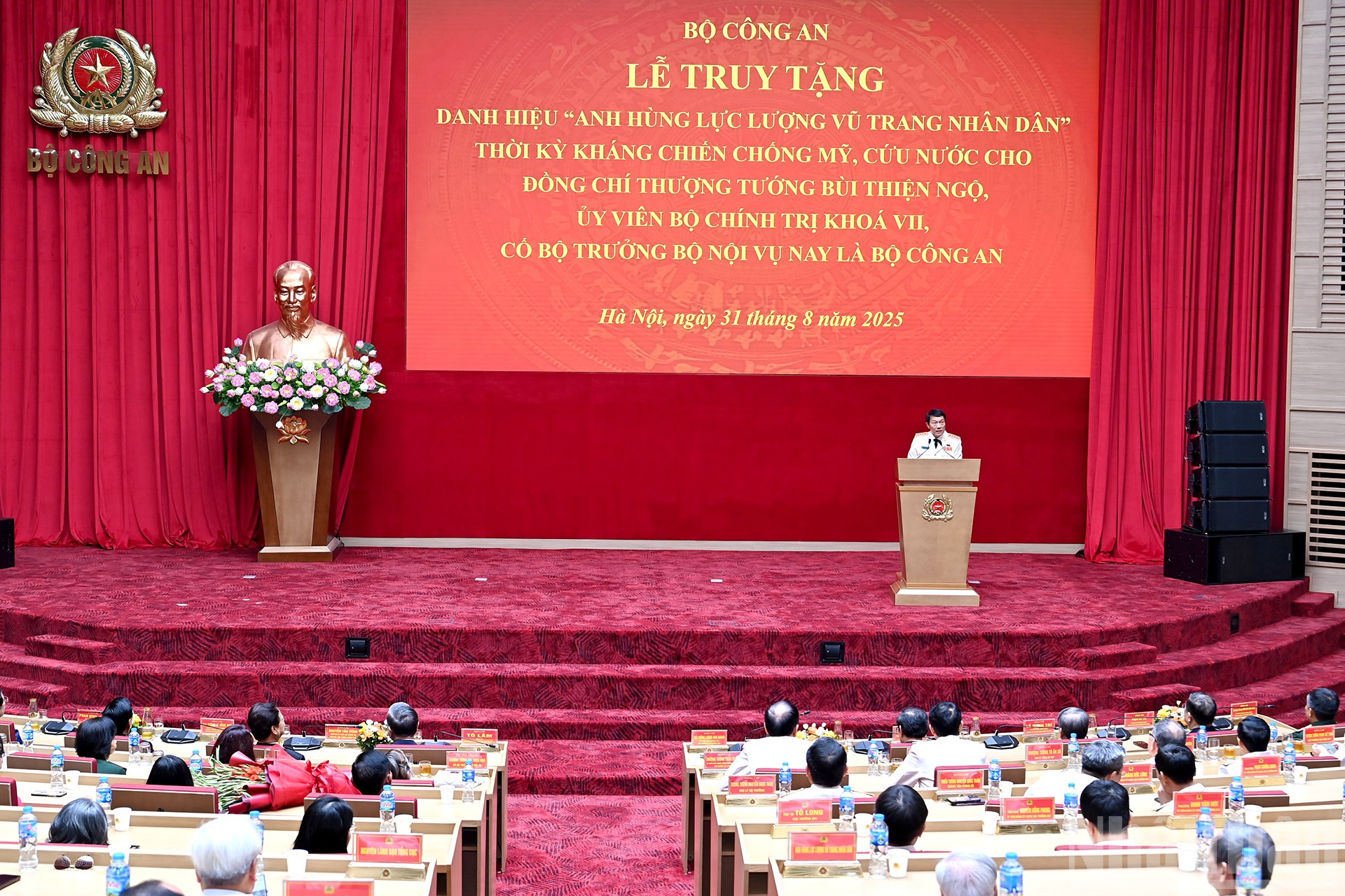 Bộ trưởng Công an Lương Tam Quang phát biểu tại lễ truy tặng. ndo_br_a7-bnd-9152.jpg