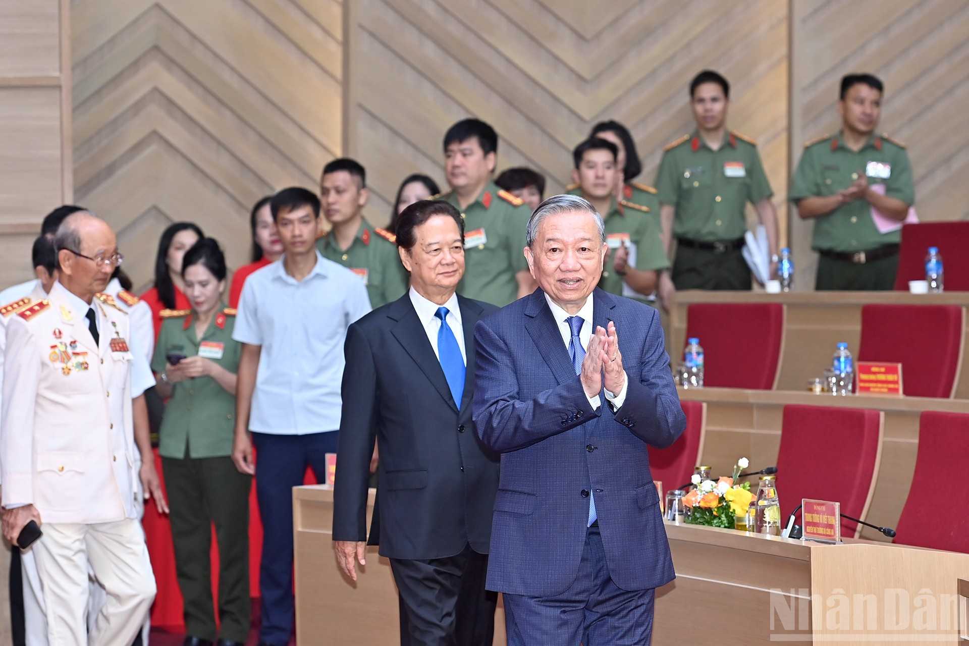 Tổng Bí thư Tô Lâm và các đại biểu tham dự lễ truy tặng. ndo_br_a3-bnd-9047.jpg
