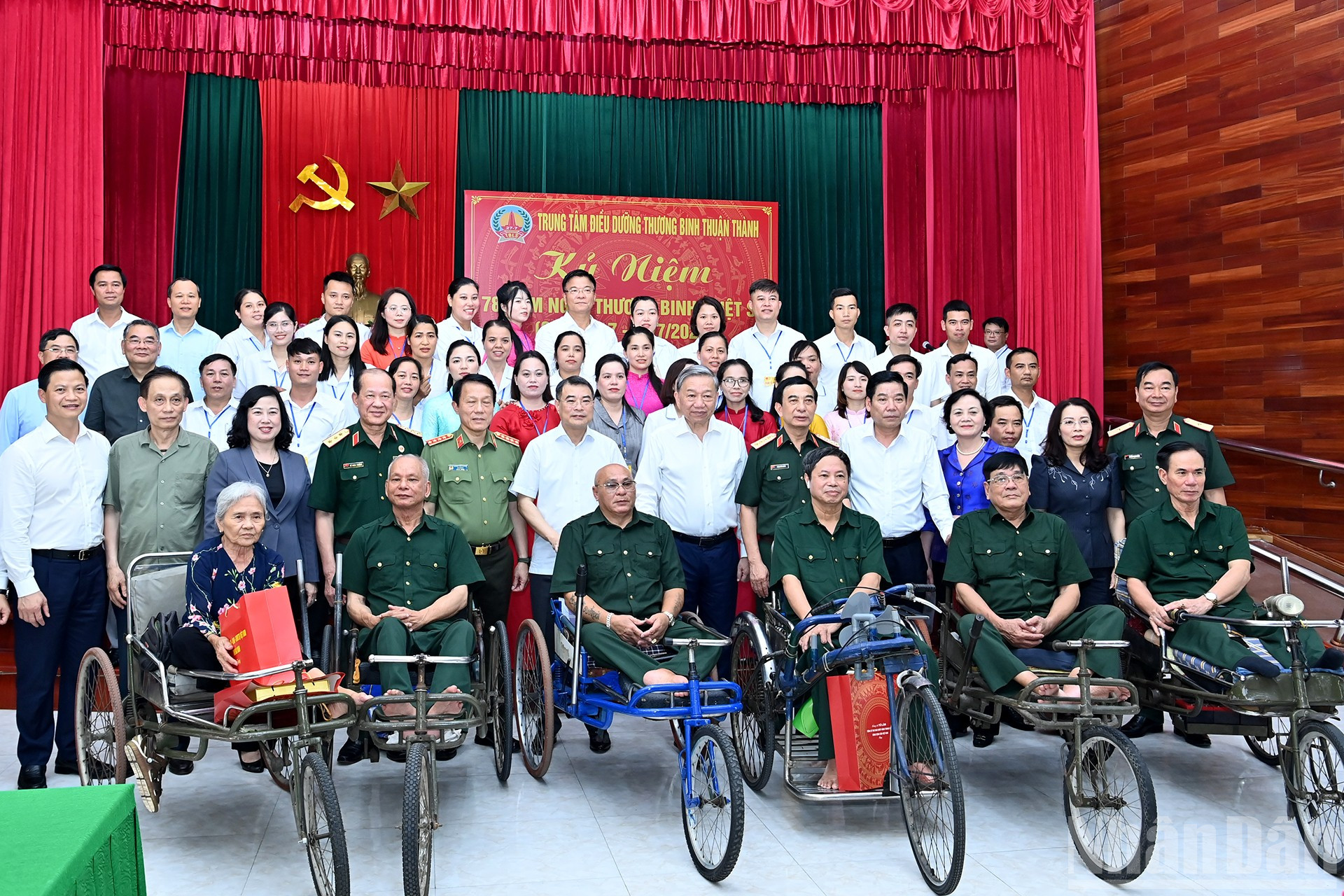 Tổng Bí thư Tô Lâm với các thương binh nặng và các đại biểu. ndo_br_a16-bnd-3901.jpg